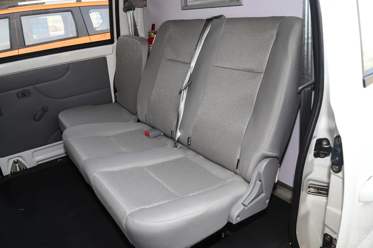 新龙马启腾M70 EV厢式运输车 5座版后排座椅