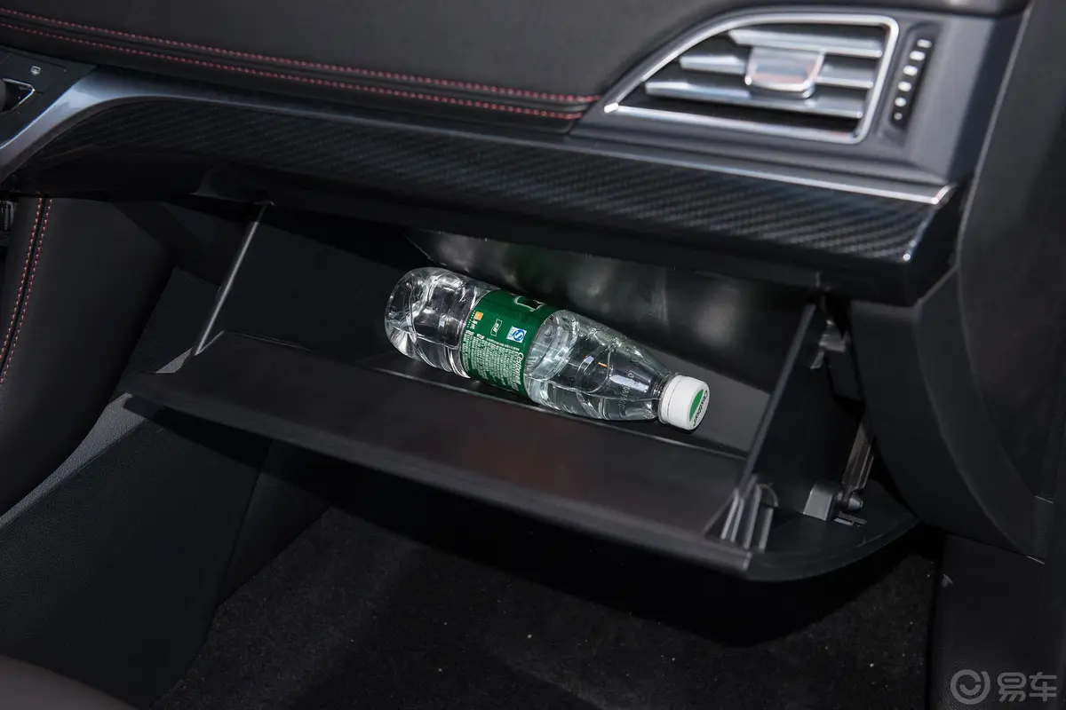 瑞风S3智驱版 1.5L 手动 豪华智能版手套箱空间水瓶横置