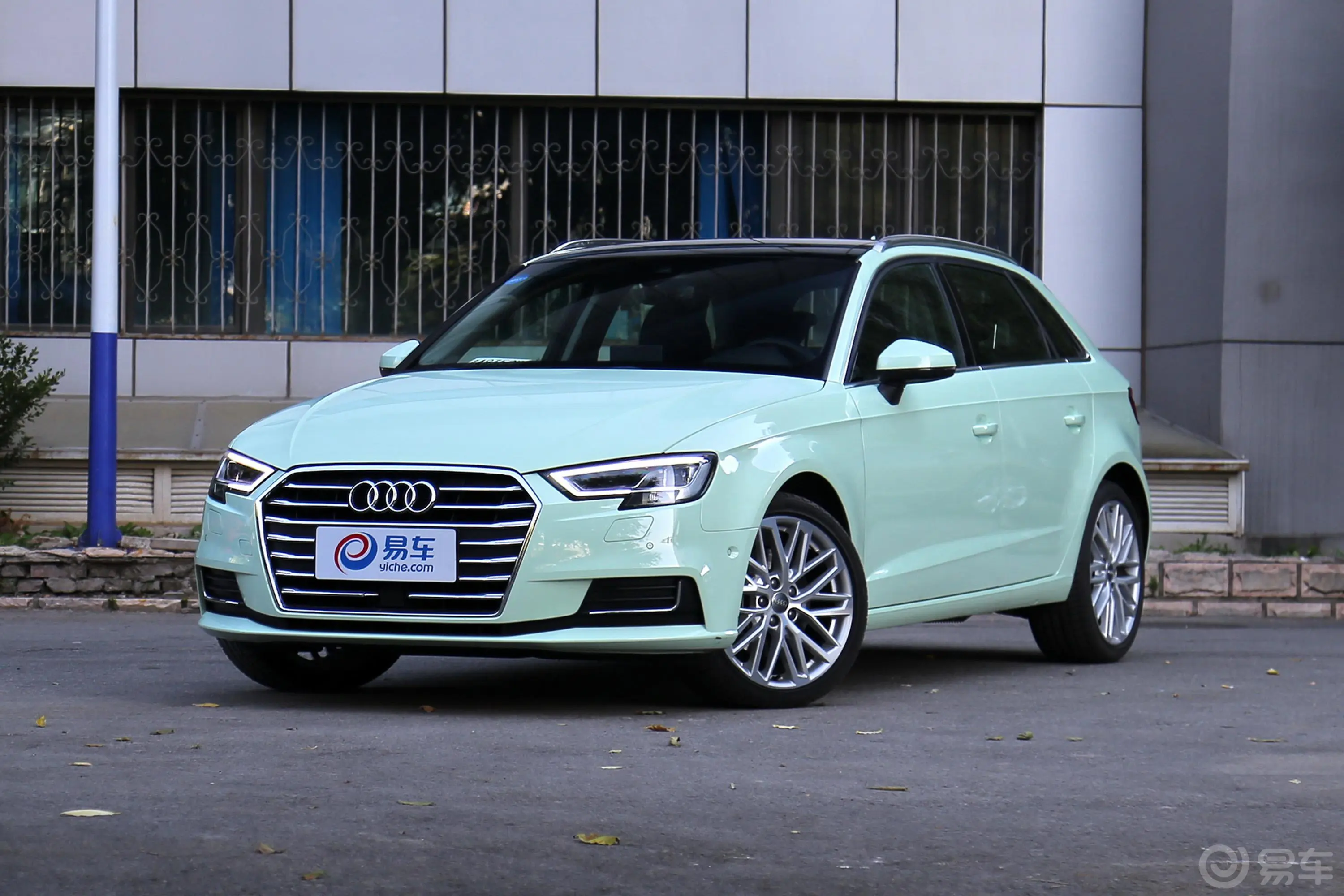 奥迪A3Sportback 40TFSI 风尚版侧前45度车头向左水平