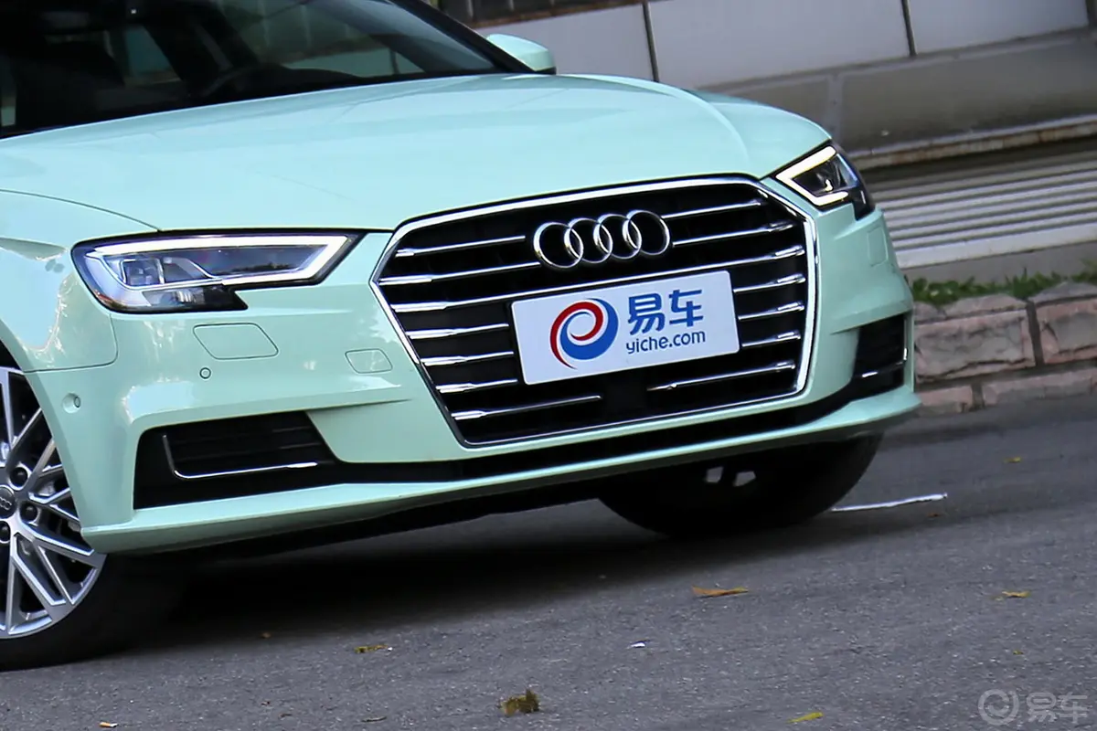 奥迪A3Sportback 40TFSI 风尚版前格栅侧俯拍