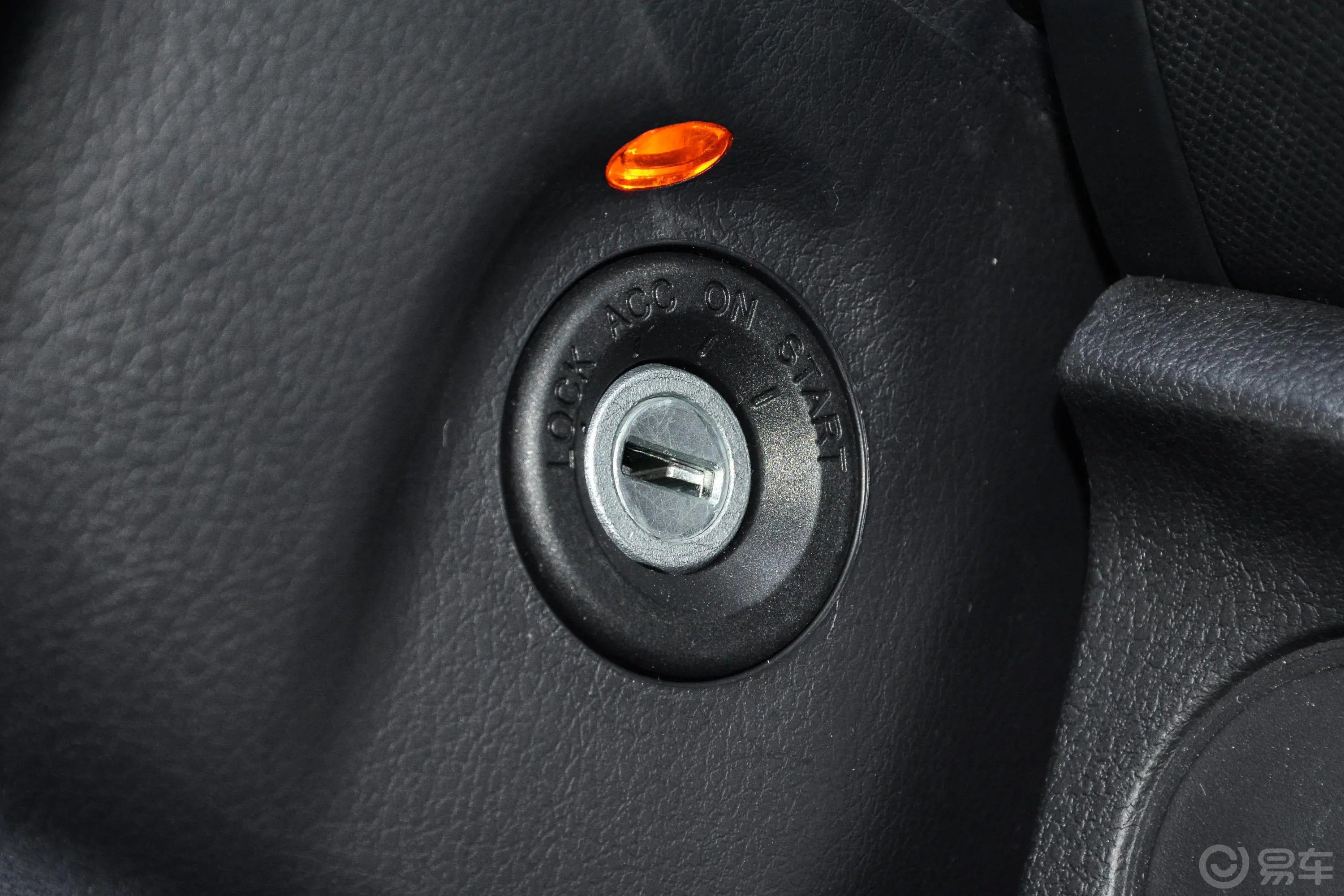 奔腾B70轿跑版 1.8T 手自一体 互联智享版钥匙孔或一键启动按键