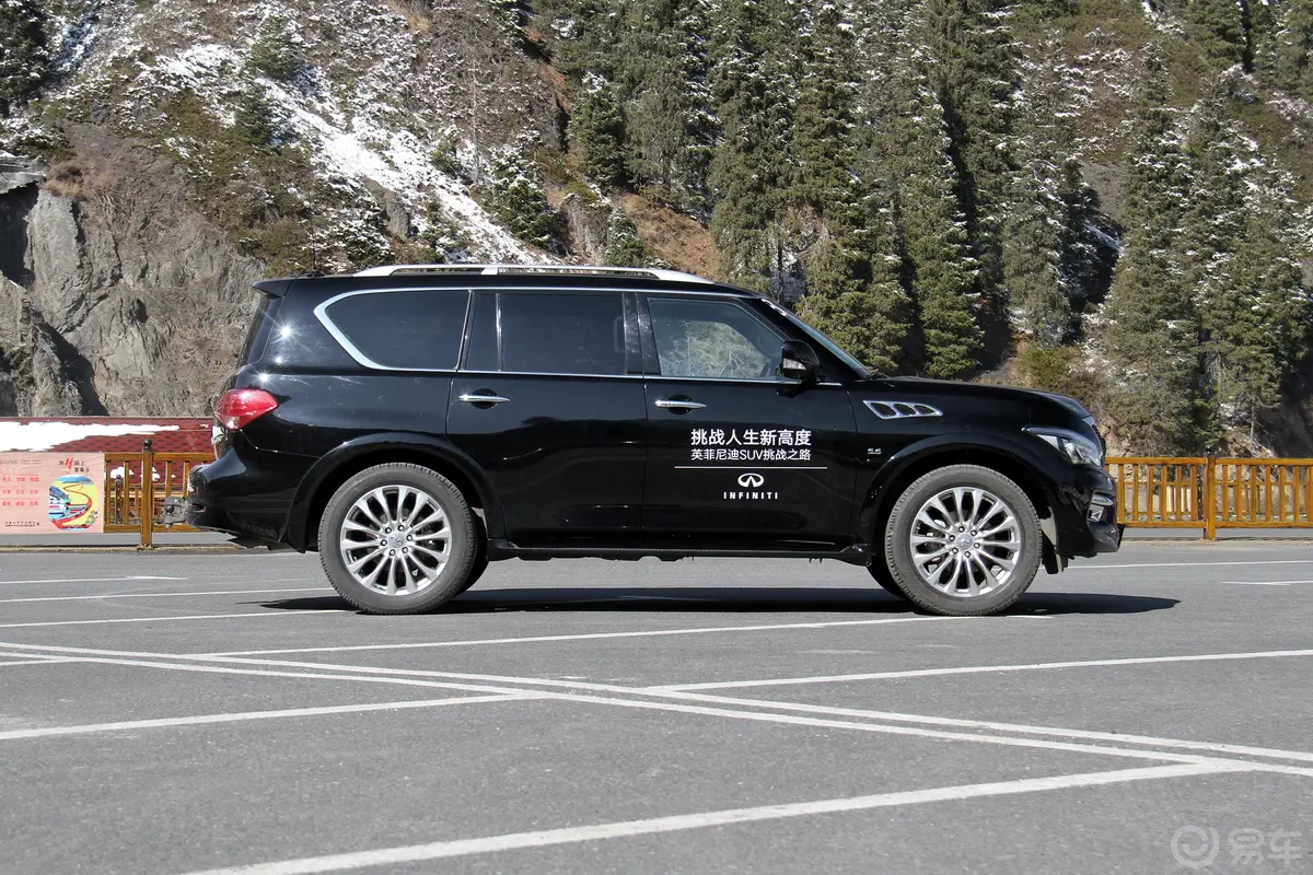 英菲尼迪QX805.6L 手自一体 四驱版正侧车头向右水平