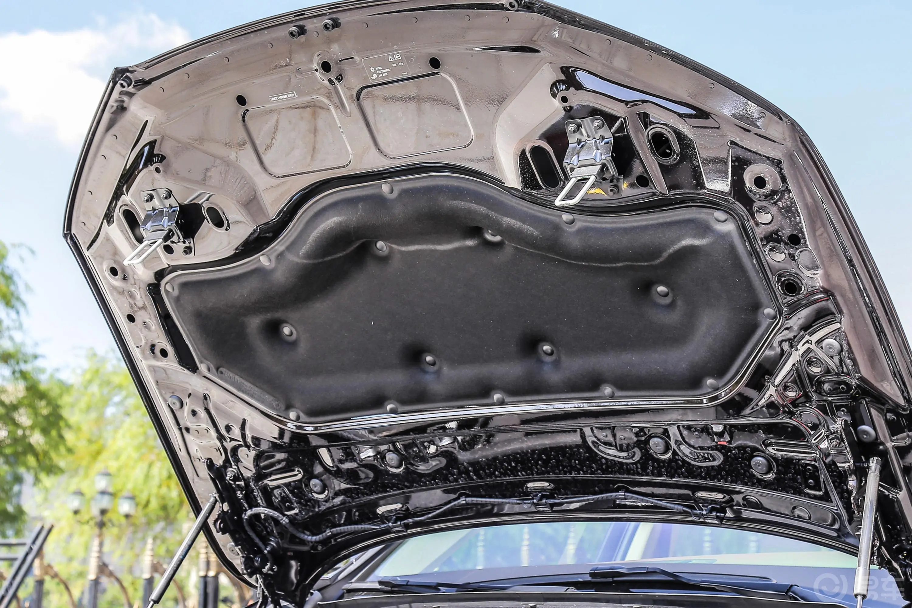 之诺60H1.5T 手自一体 基本版前舱盖内侧