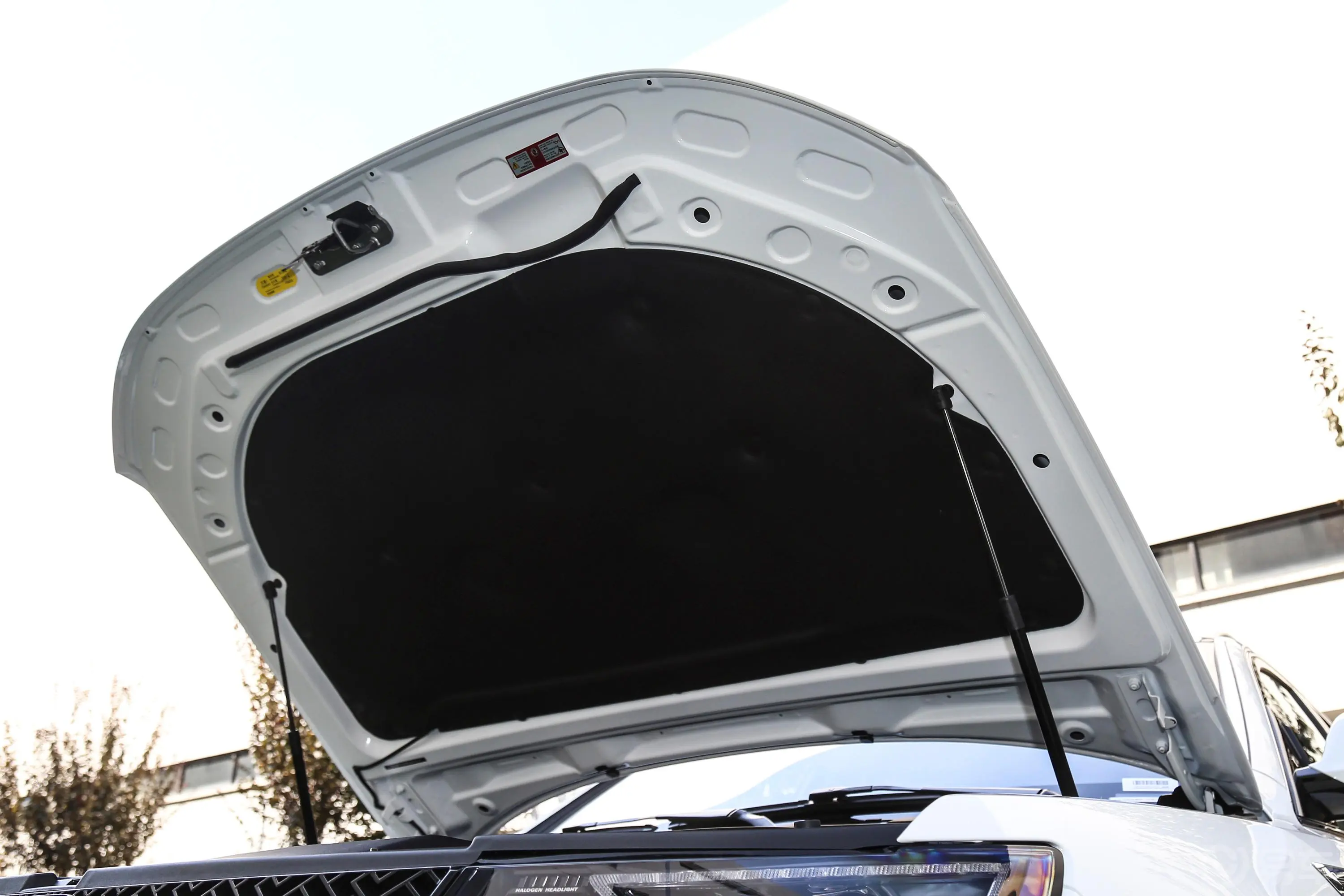 众泰T600运动版 1.5T 手自一体 尊享版发动机舱盖内侧