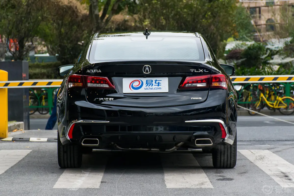 讴歌TLX-L2.4L 钻享版正后水平