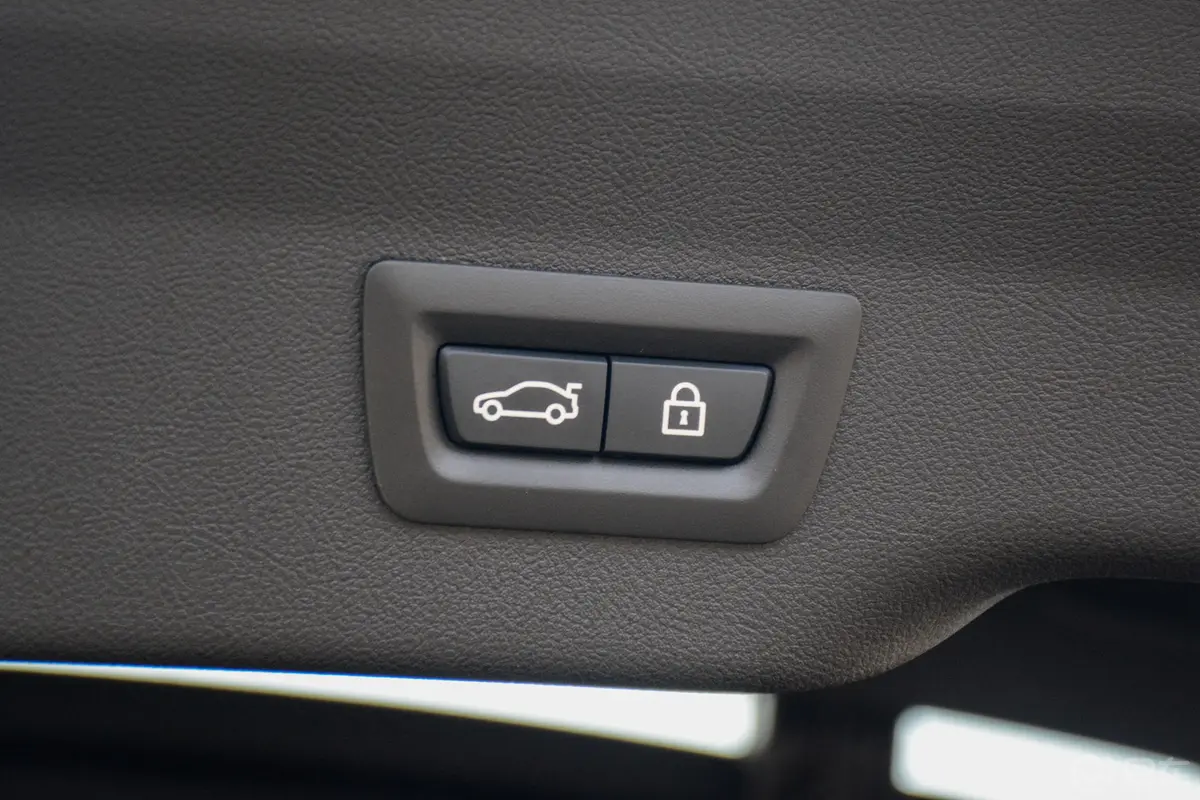 宝马6系GT640i xDrive M运动套装电动尾门按键（手动扶手）