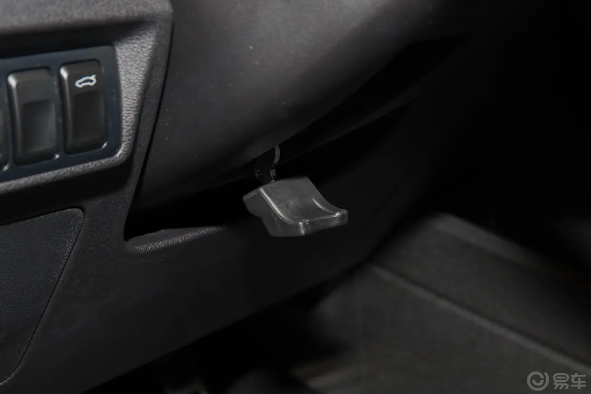 帝豪GS运动版 1.8L 双离合 领尚版方向盘调节