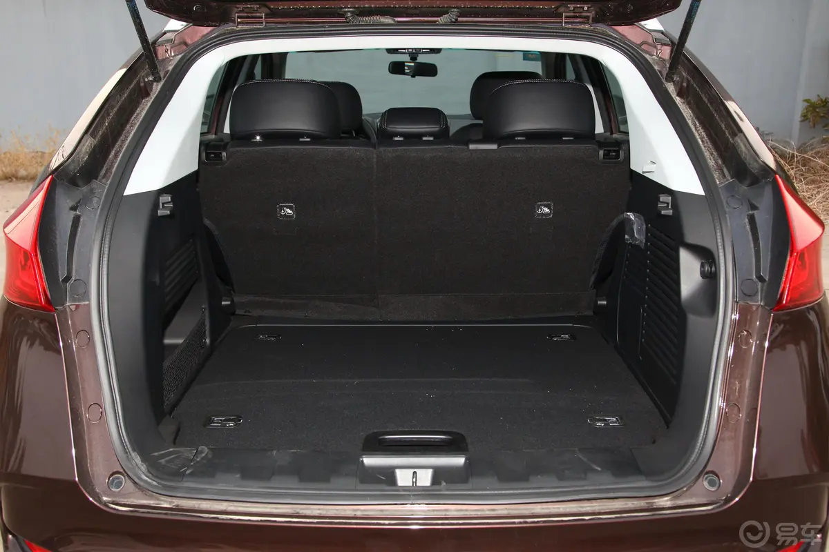 优6 SUV改款 1.6T 手自一体 时尚版后备厢空间特写