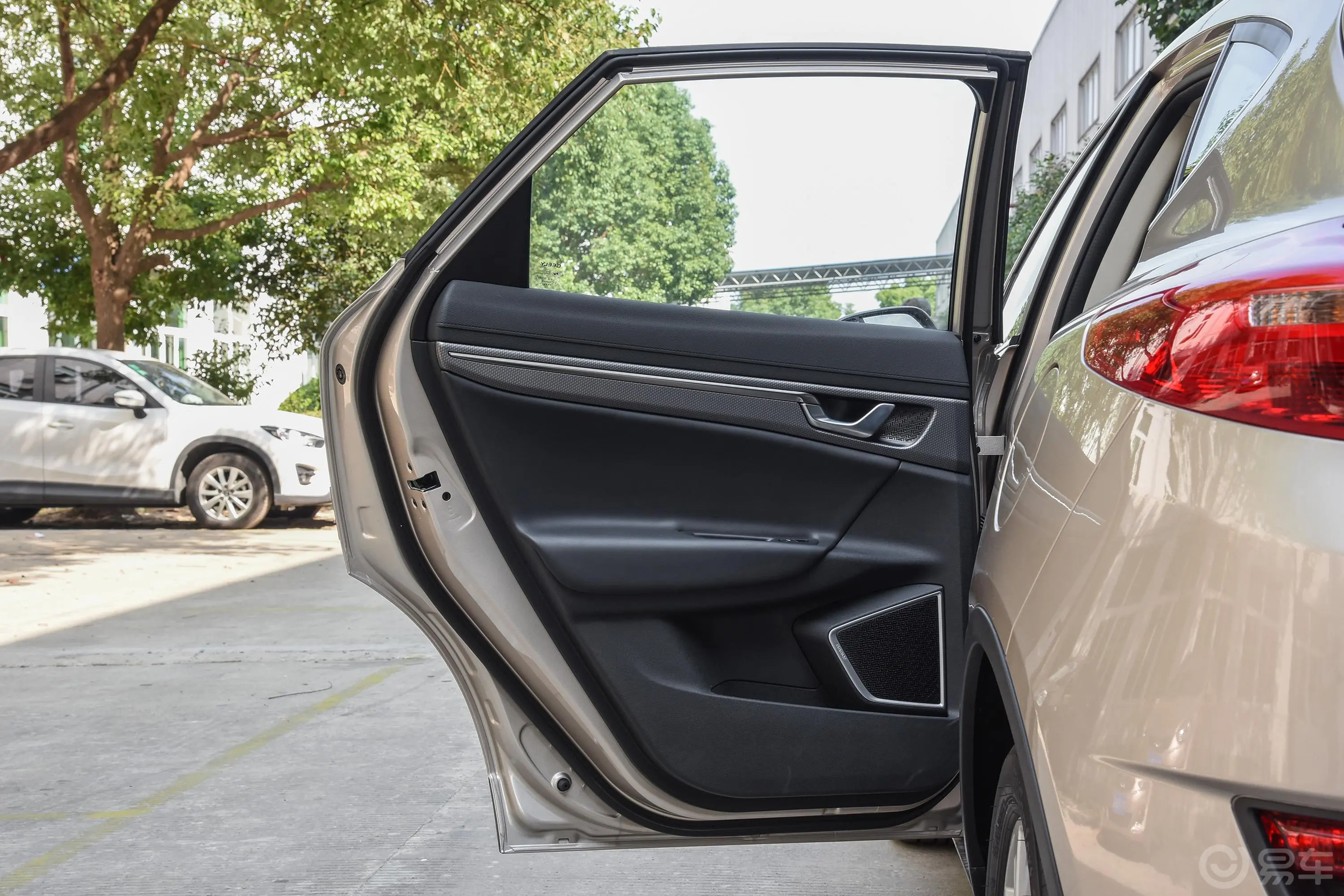 帝豪GS运动版 1.3T 手动 领尚版驾驶员侧后车门