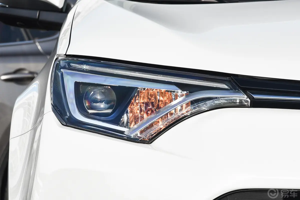 RAV4荣放2.5L 手自一体 四驱 尊贵版 国V外观