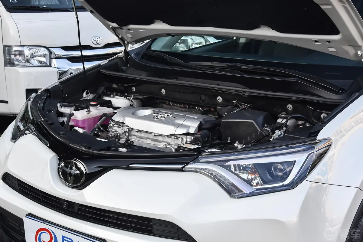 RAV4荣放2.5L 手自一体 四驱 尊贵版 国V外观