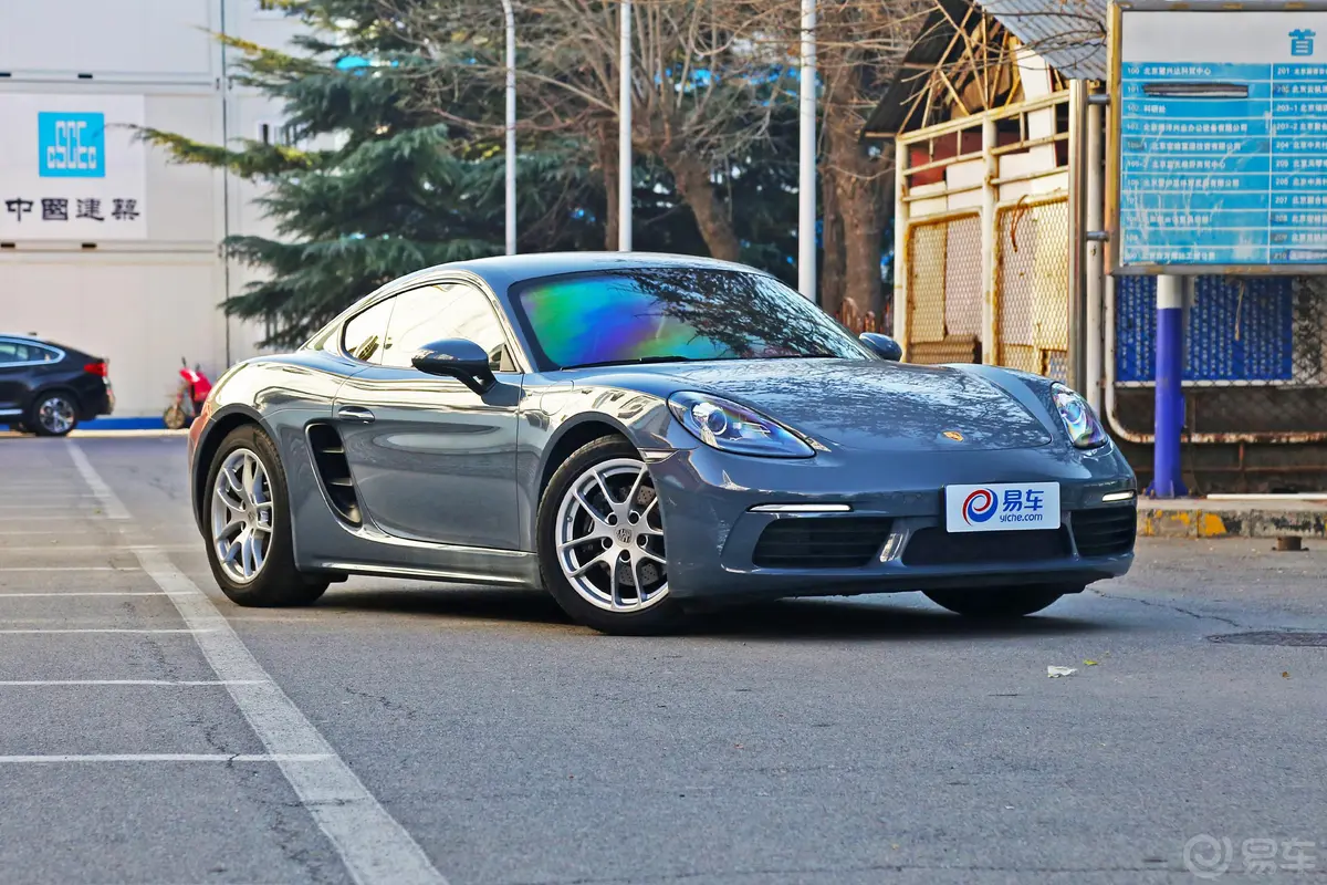 保时捷718Cayman 2.0T侧前45度车头向左水平