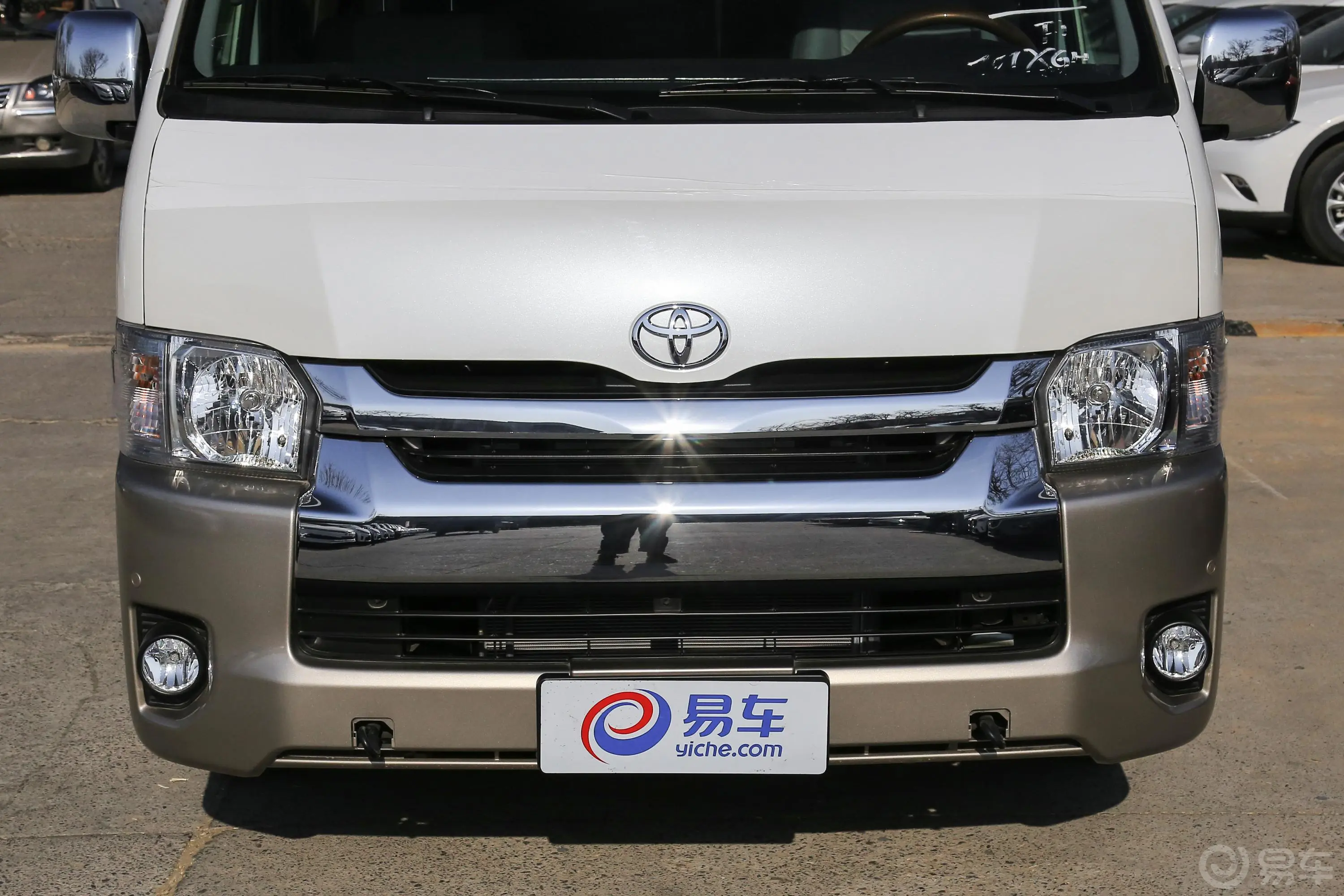 HIACE2.7L 自动 豪华版 超长轴距高顶式 13座外观