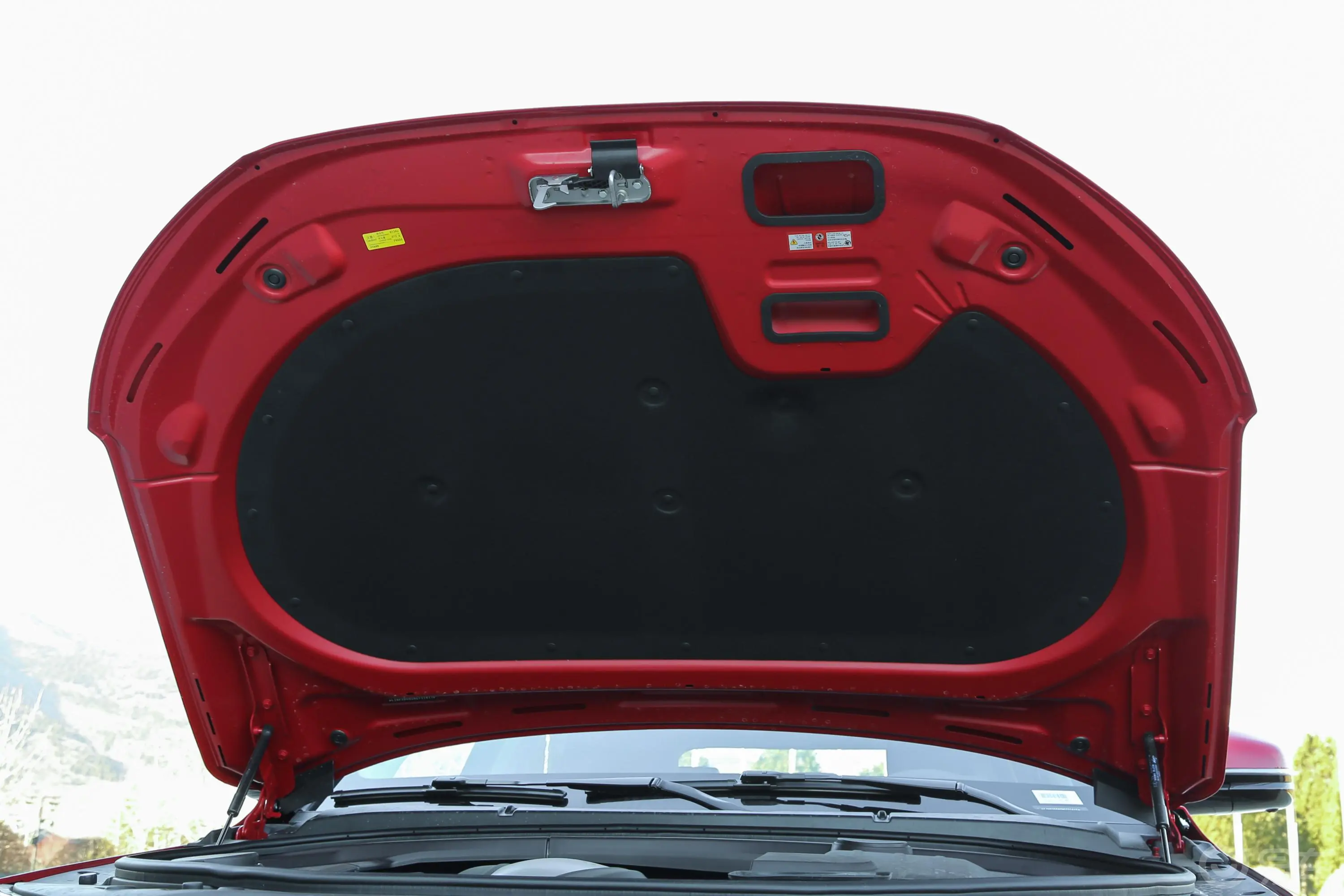 众泰T7002.0T 手自一体 尊贵版发动机舱盖内侧