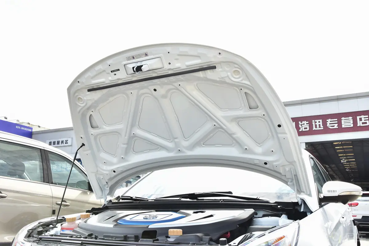 风行S50 EV旗舰版发动机舱盖内侧