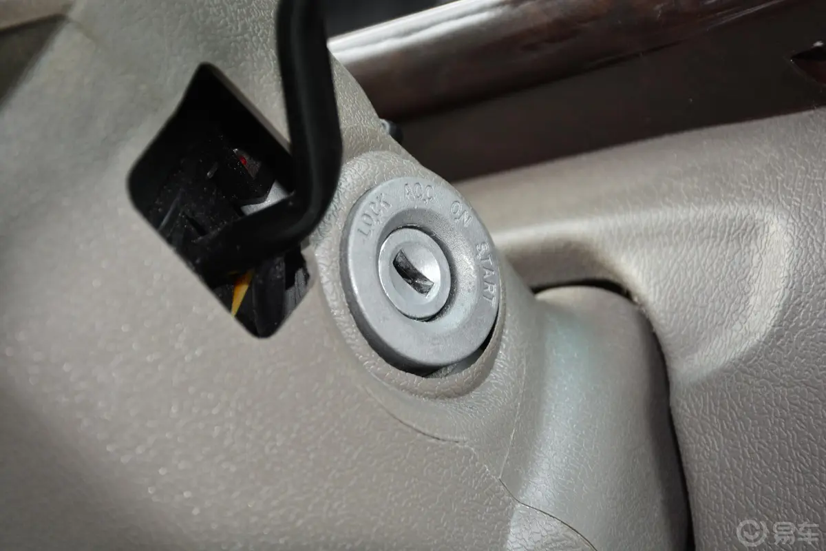 考斯特房车2.8T 手动 征程版钥匙孔或一键启动按键