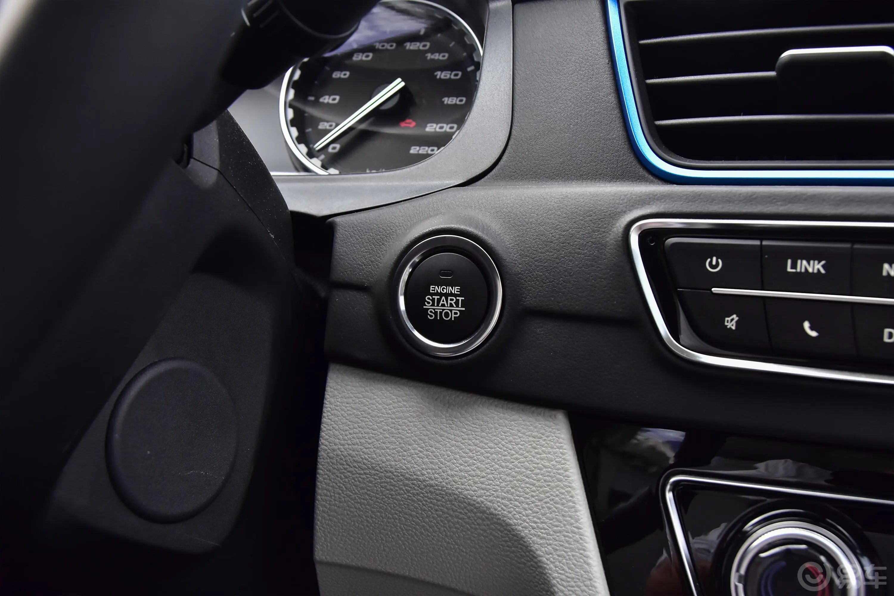 风行S50 EV旗舰版钥匙孔或一键启动按键