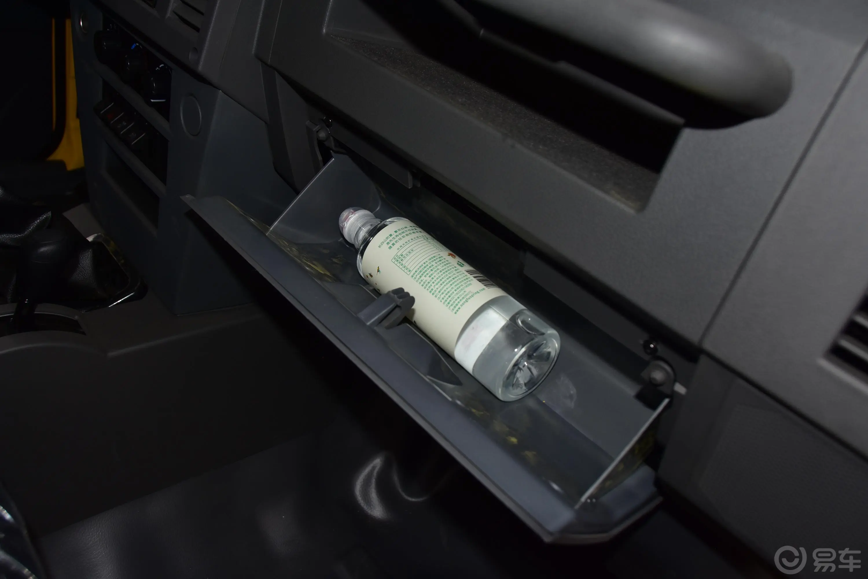 勇士皮卡皮卡 2.0T 汽油 手动 长轴 连体双排手套箱空间水瓶横置