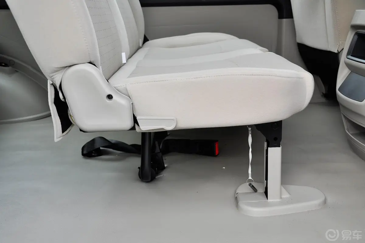 菱智M5 EV舒适版后排腿部空间