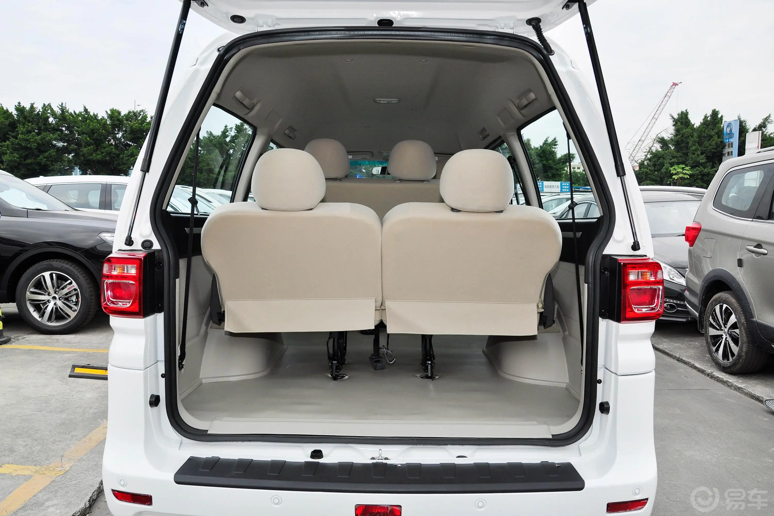 菱智M5 EV舒适版后备厢空间特写