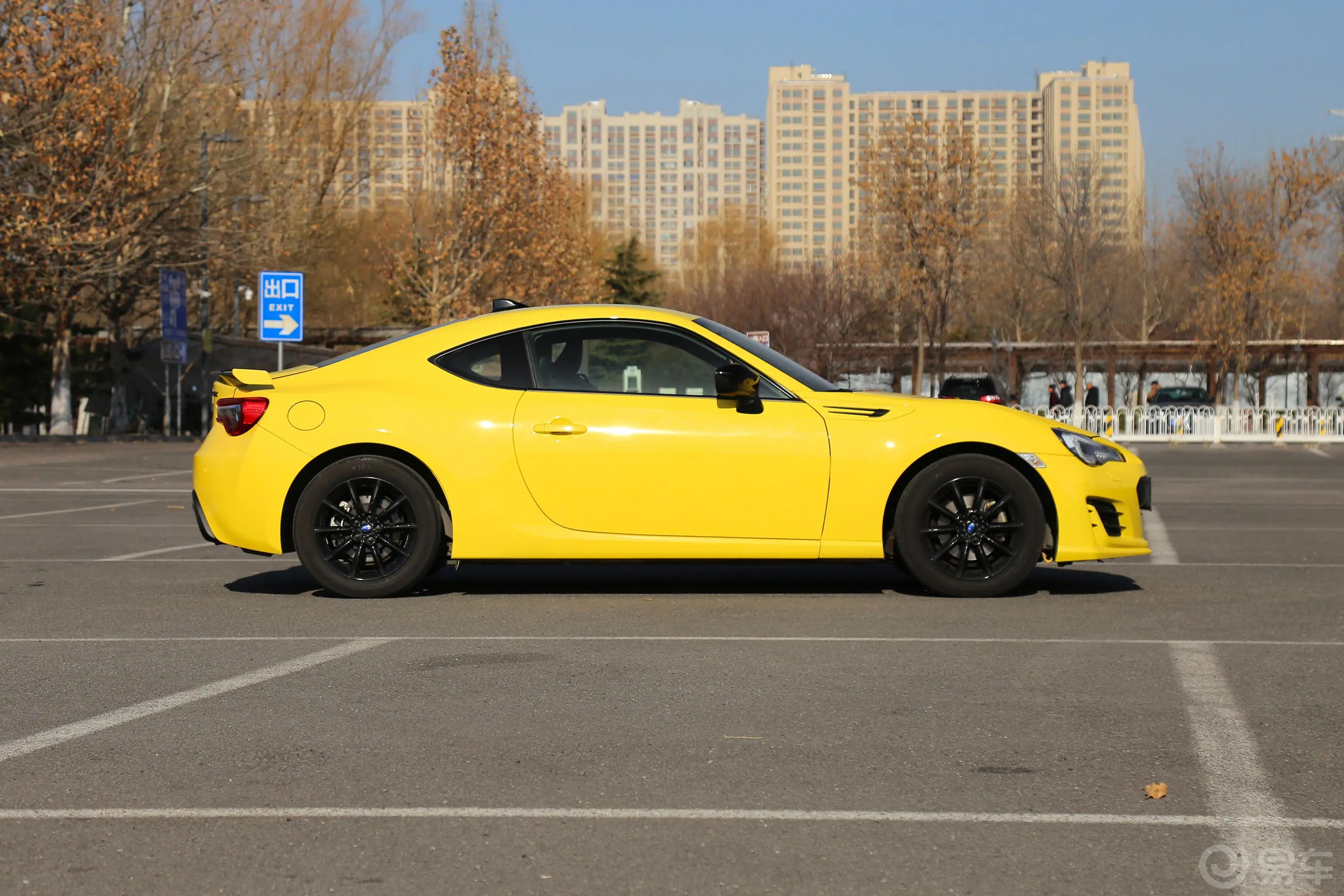 斯巴鲁BRZ2.0i 手自一体 type-RS黄色特装版正侧车头向右水平