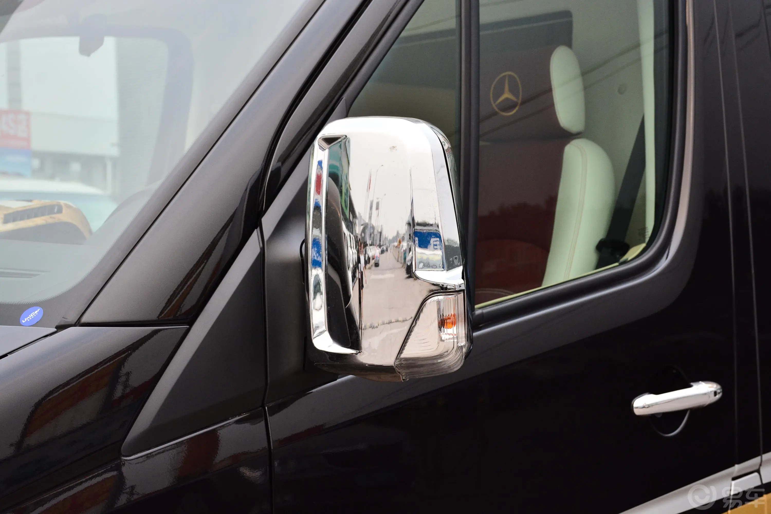 奔驰商务之星3.5L 手自一体 加长版主驾驶后视镜背面