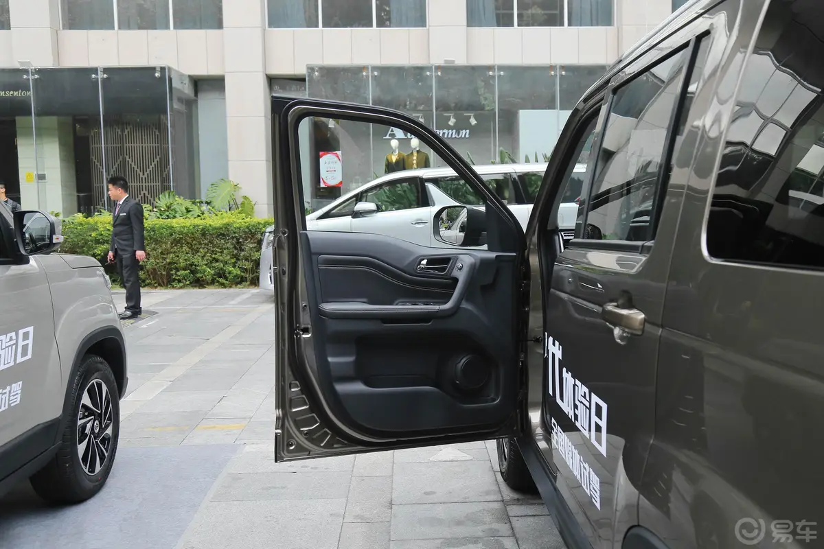 长安欧尚X70A1.5L 手动 豪华版 7座 国Ⅴ驾驶员侧前车门