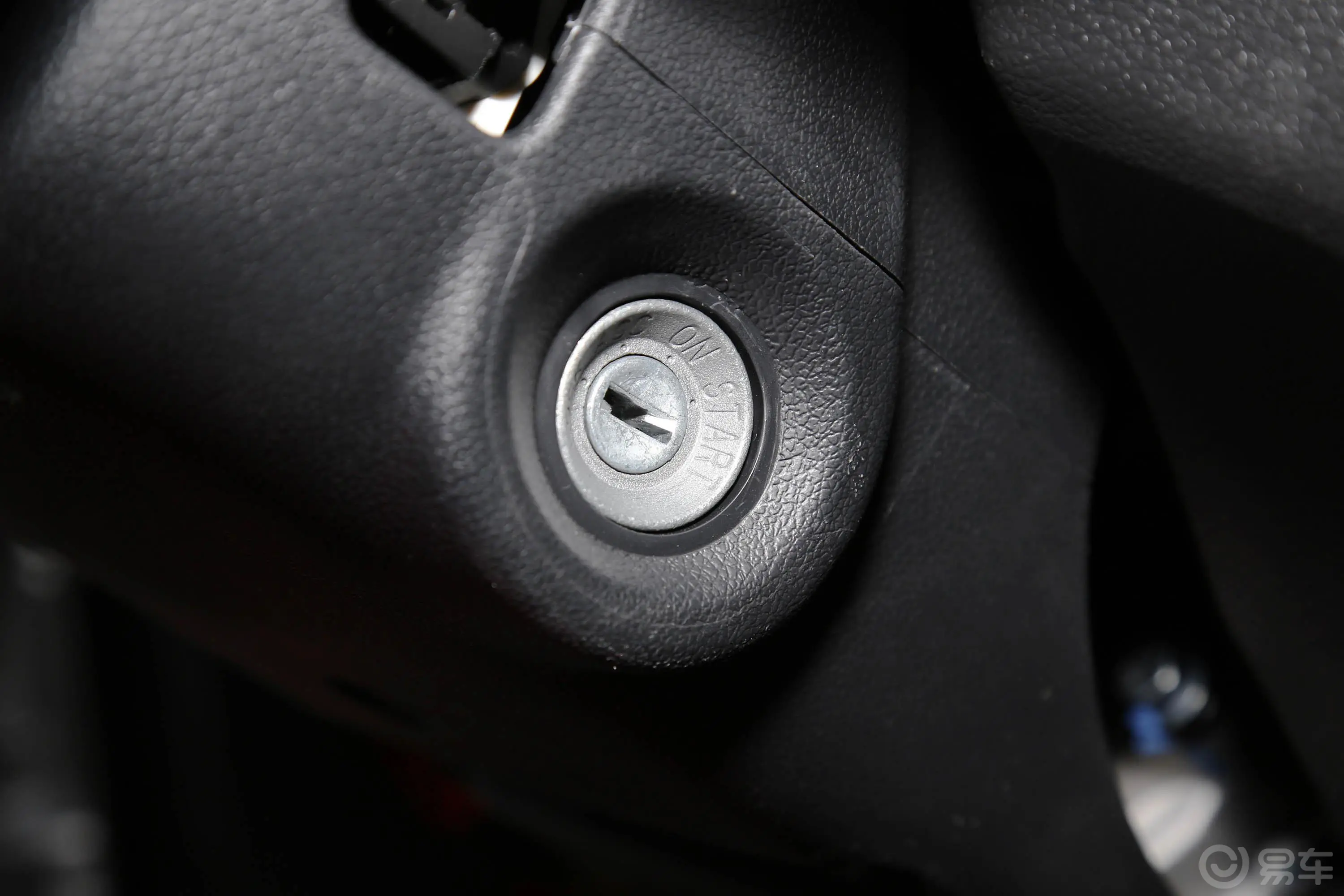 神骐T201.5L汽油仓栅车双排后双胎DAM15R钥匙孔或一键启动按键