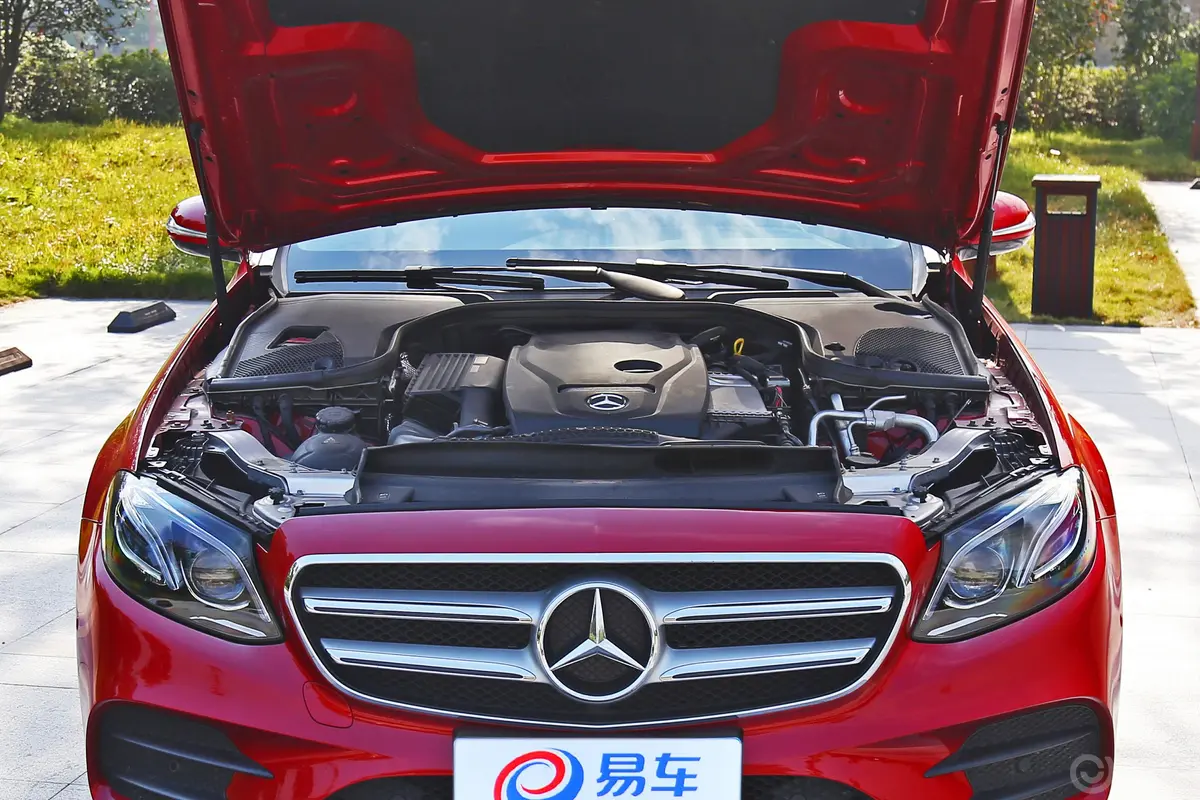 奔驰E级E 200 L 4MATIC  运动轿车发动机舱整体