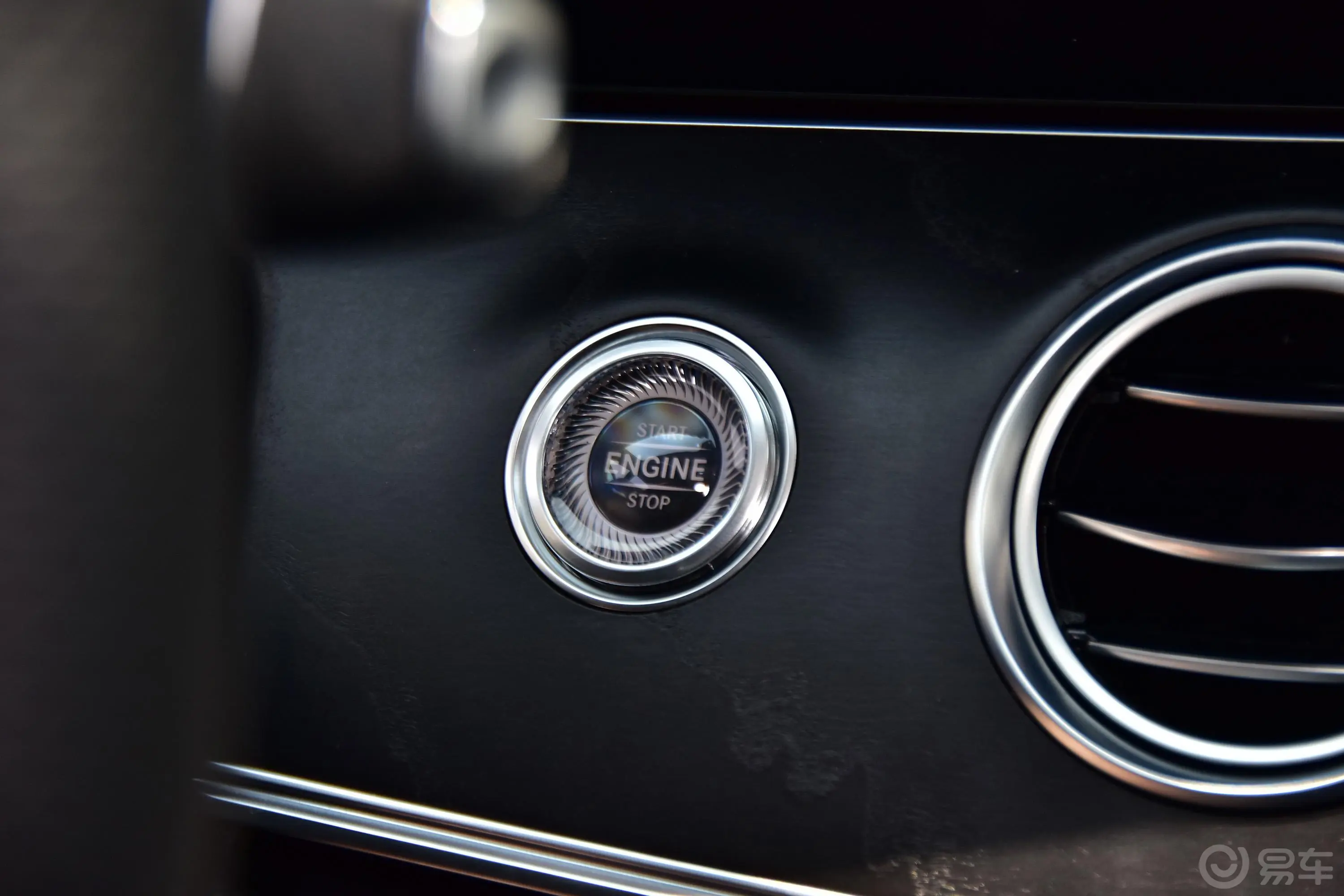 奔驰E级E 200 L 4MATIC  运动轿车钥匙孔或一键启动按键