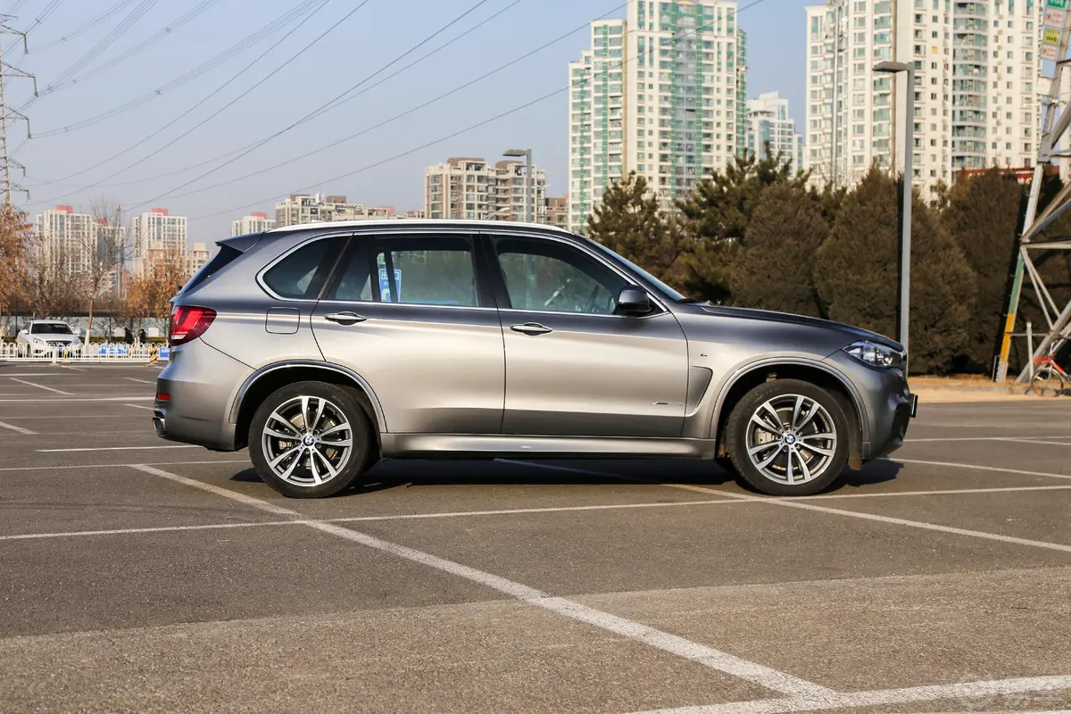 宝马X5(进口)xDrive35i M运动豪华版正侧车头向右水平