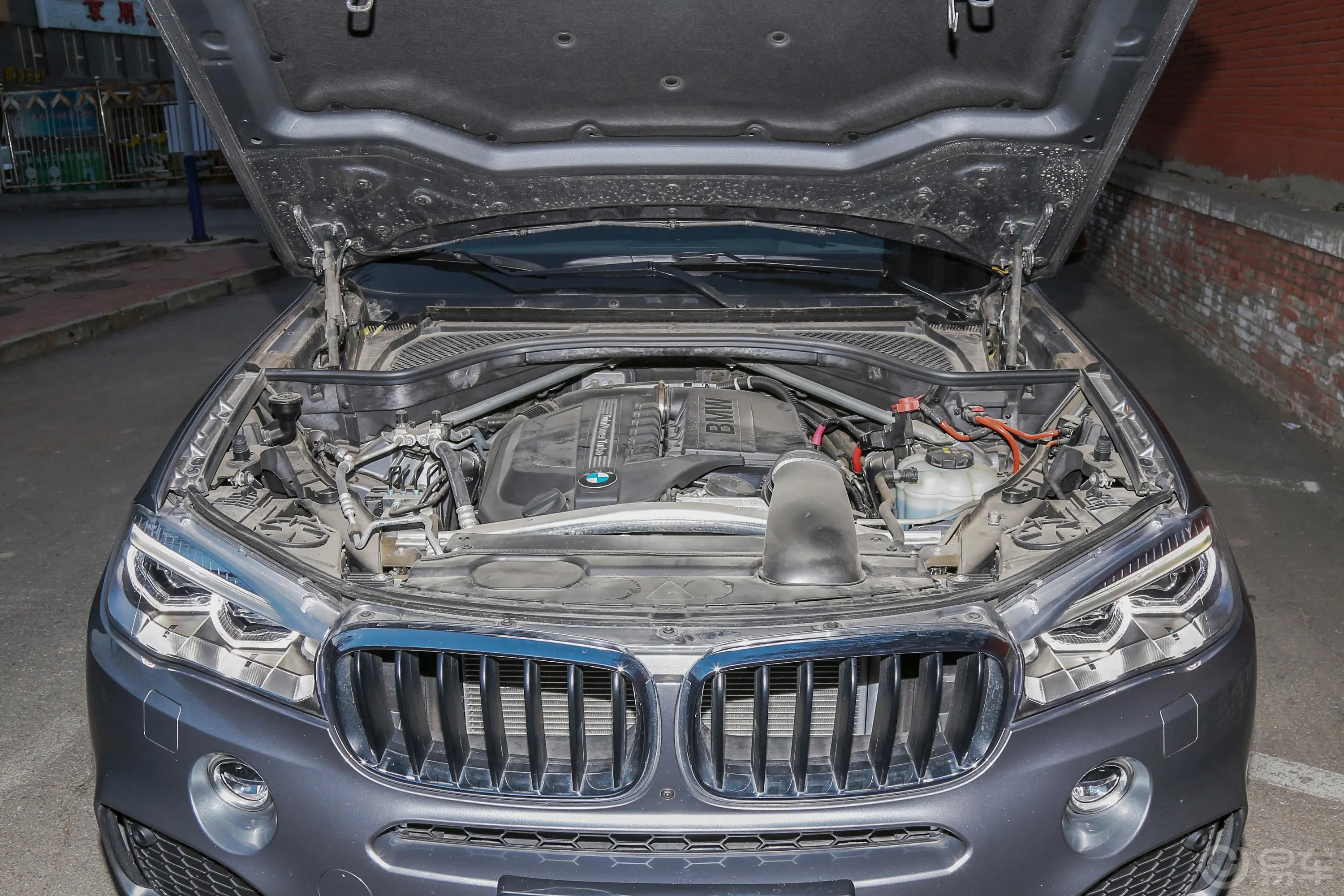 宝马X5(进口)xDrive35i M运动豪华版发动机舱整体