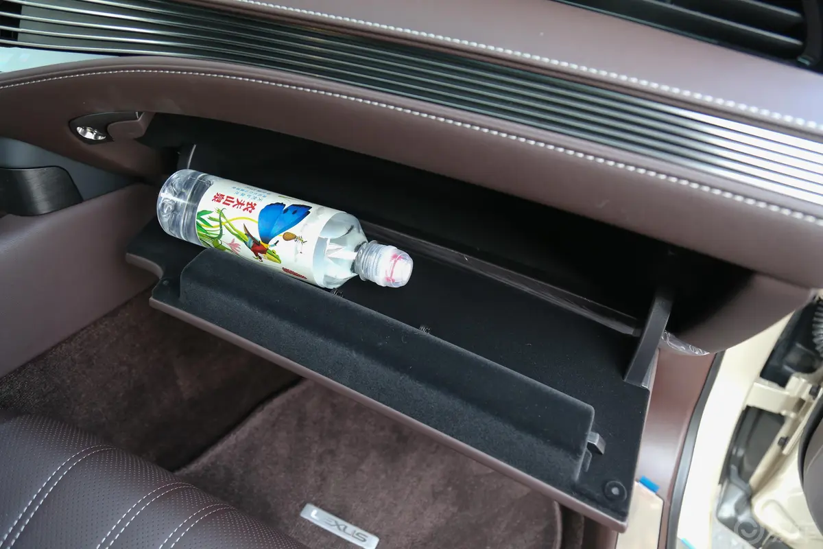 雷克萨斯LS350 豪华版 国V手套箱空间水瓶横置