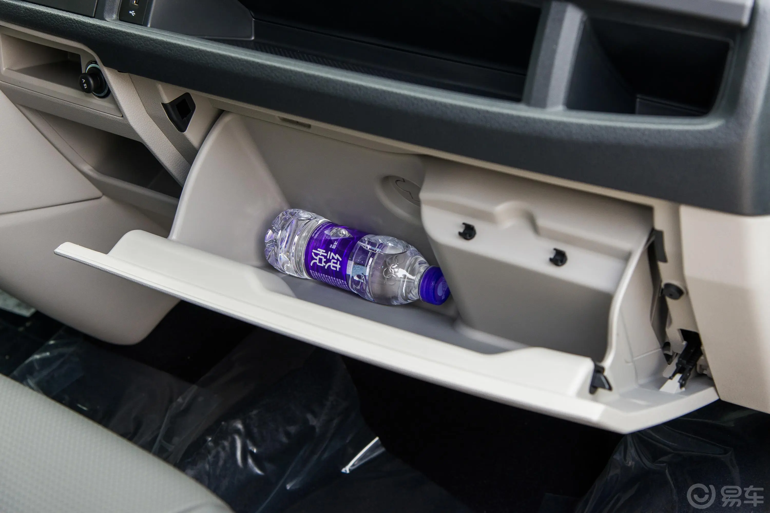 凯路威2.0TSI 四驱 舒适版 9座手套箱空间水瓶横置
