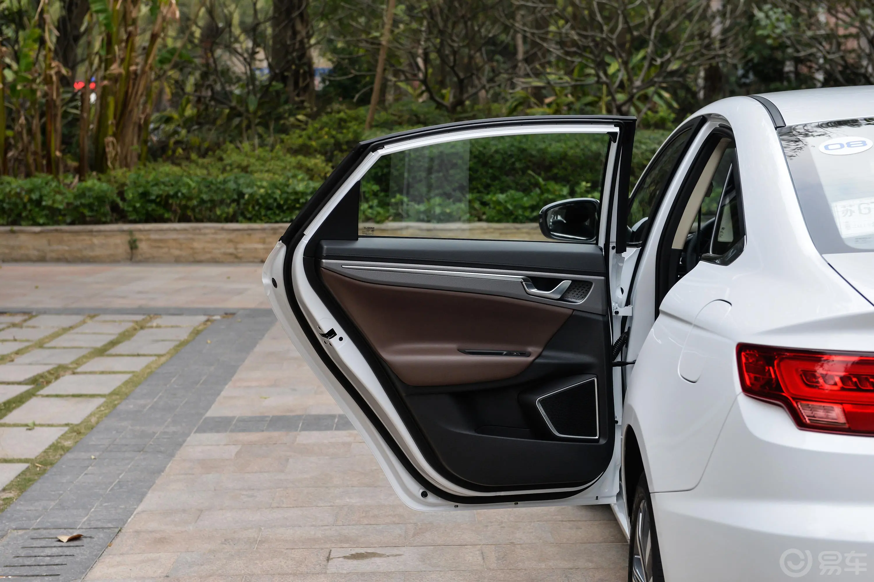 帝豪GL1.4T 双离合 尊贵智联版驾驶员侧后车门