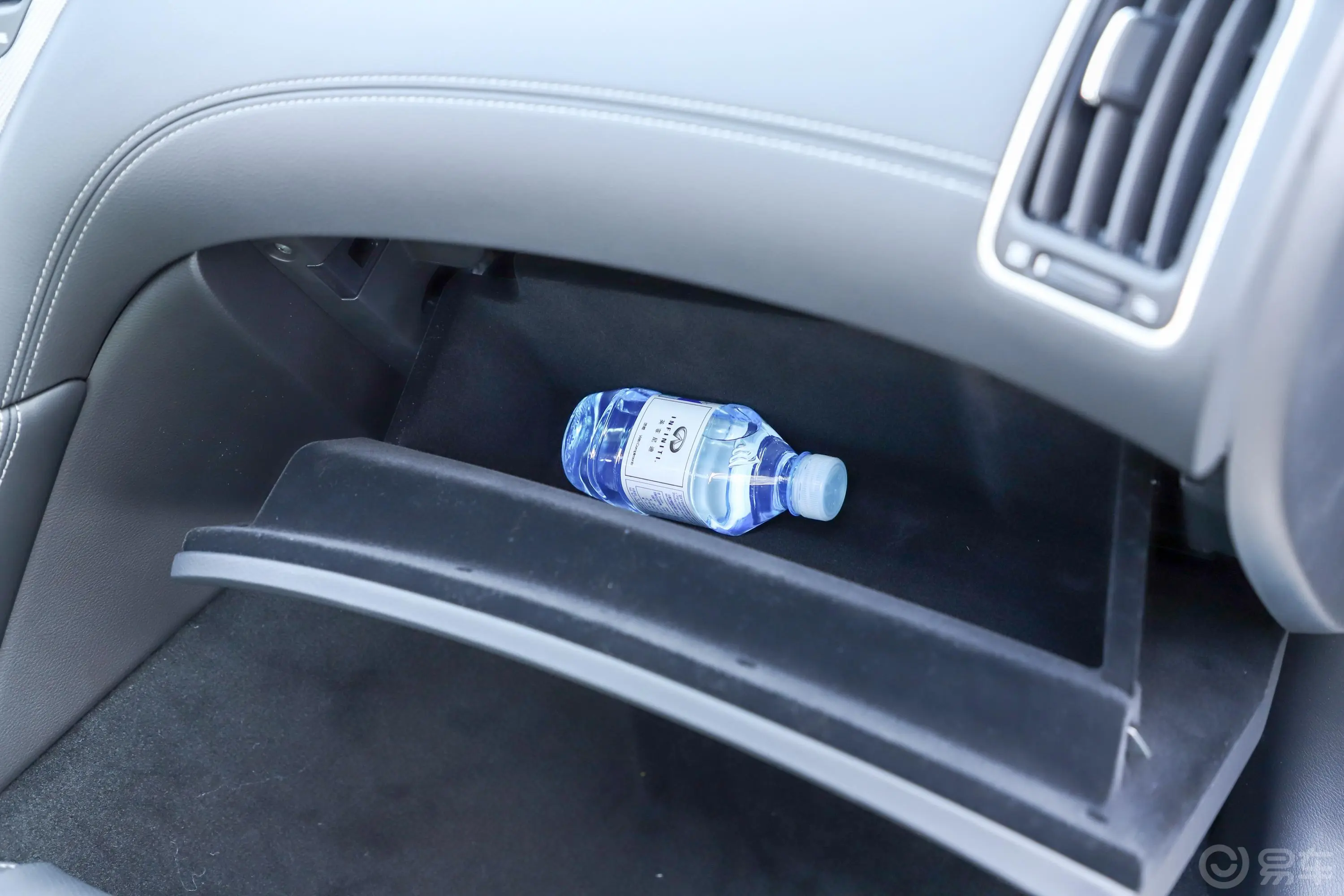 英菲尼迪Q50L2.0T 逸享版 国V手套箱空间水瓶横置