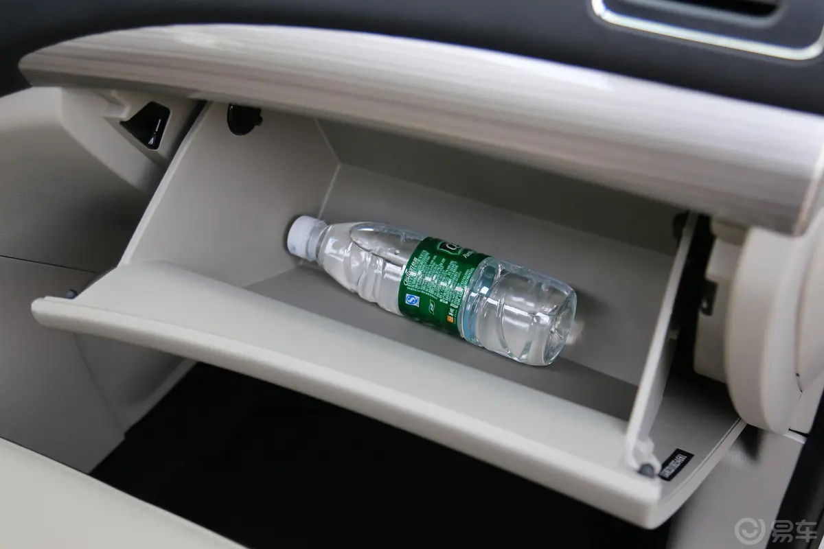 风行S5001.5L 手动 精英版手套箱空间水瓶横置