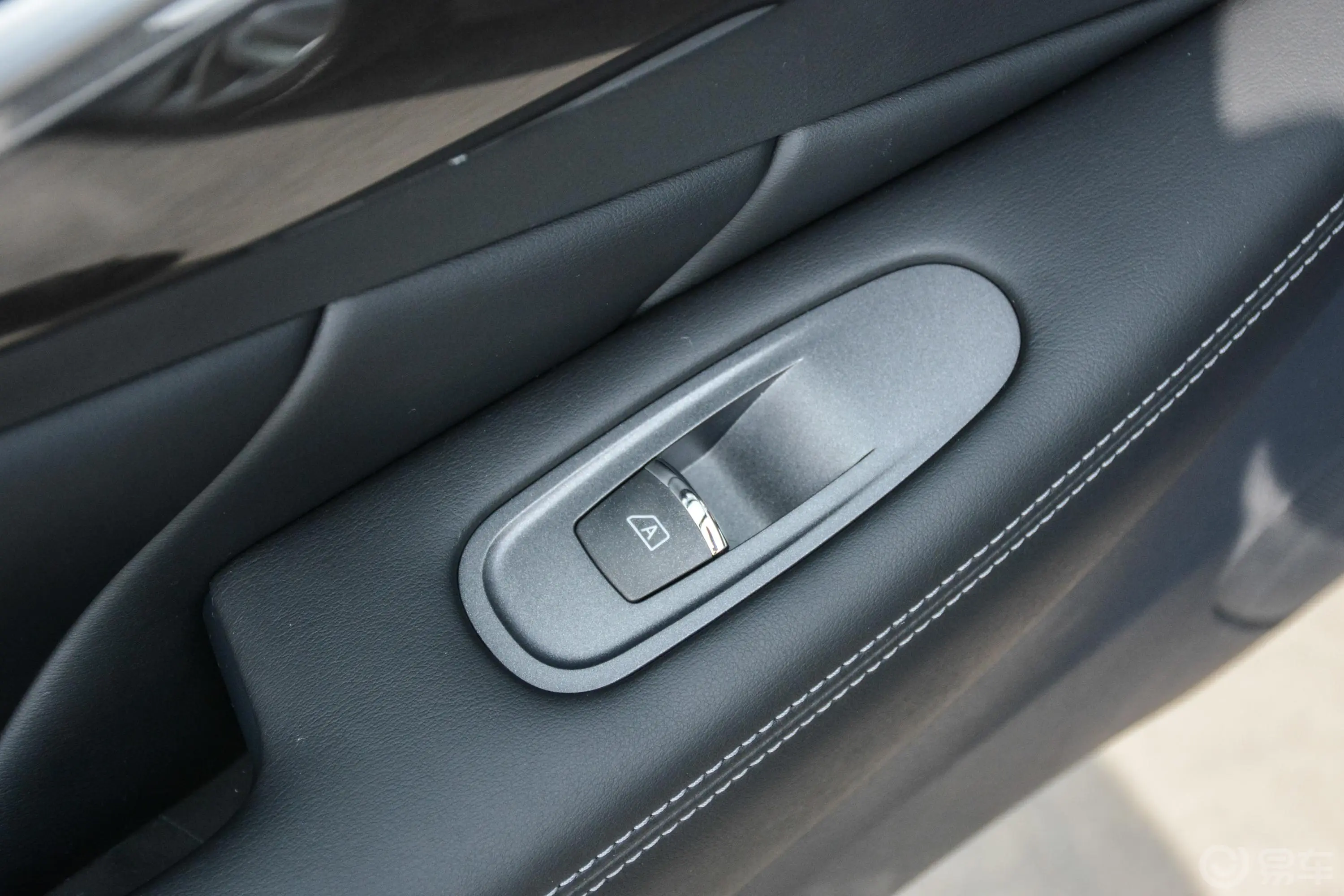 英菲尼迪Q50L2.0T 舒适版 国V后车窗调节