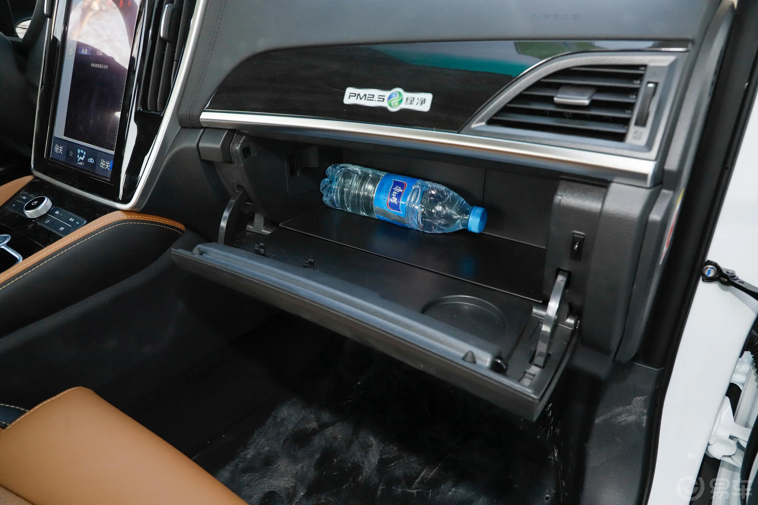 秦新能源EV450 智联尊尚版手套箱空间水瓶横置