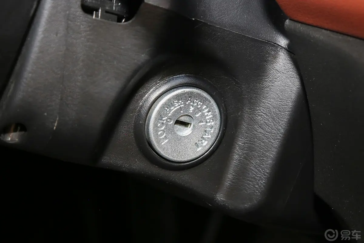 锐骐长货箱 2.4L 手动 四驱 豪华版 汽油 国V钥匙孔或一键启动按键
