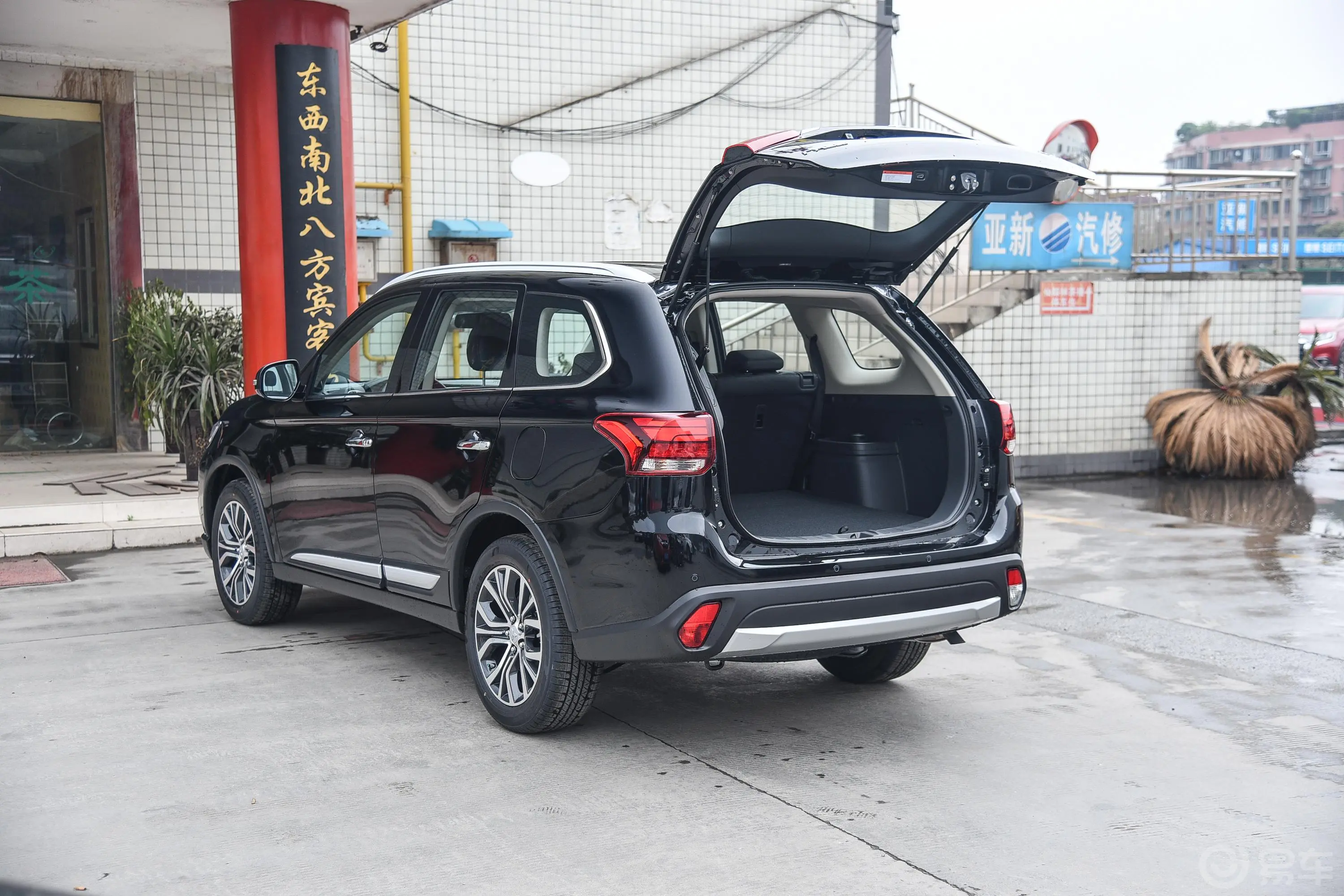 欧蓝德2.4L CVT 四驱 精英版 5座空间