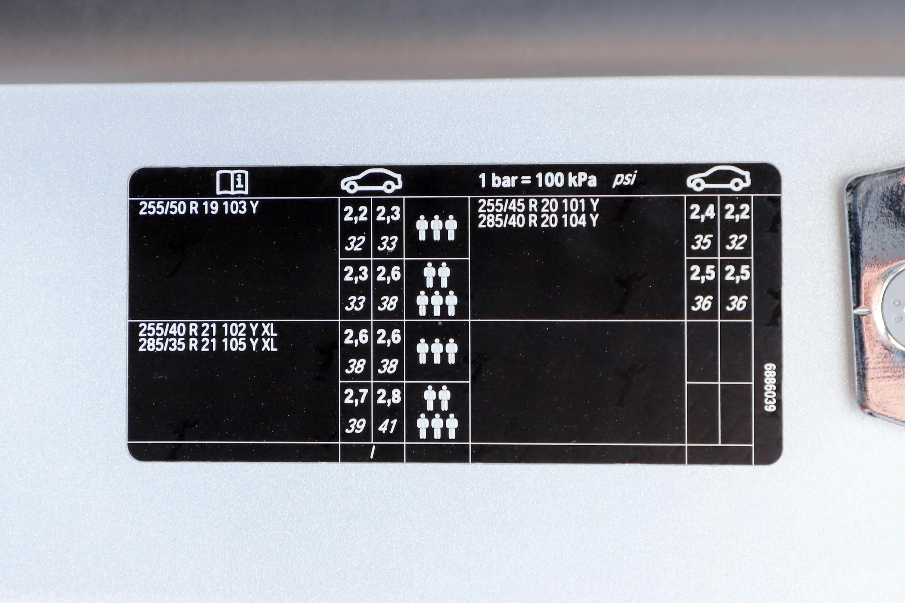 古思特6.6T 长轴距版胎压信息铭牌