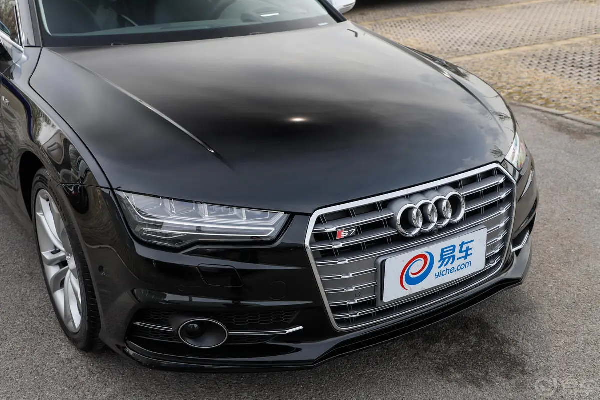 奥迪S74.0 TFSI quattro前格栅侧俯拍