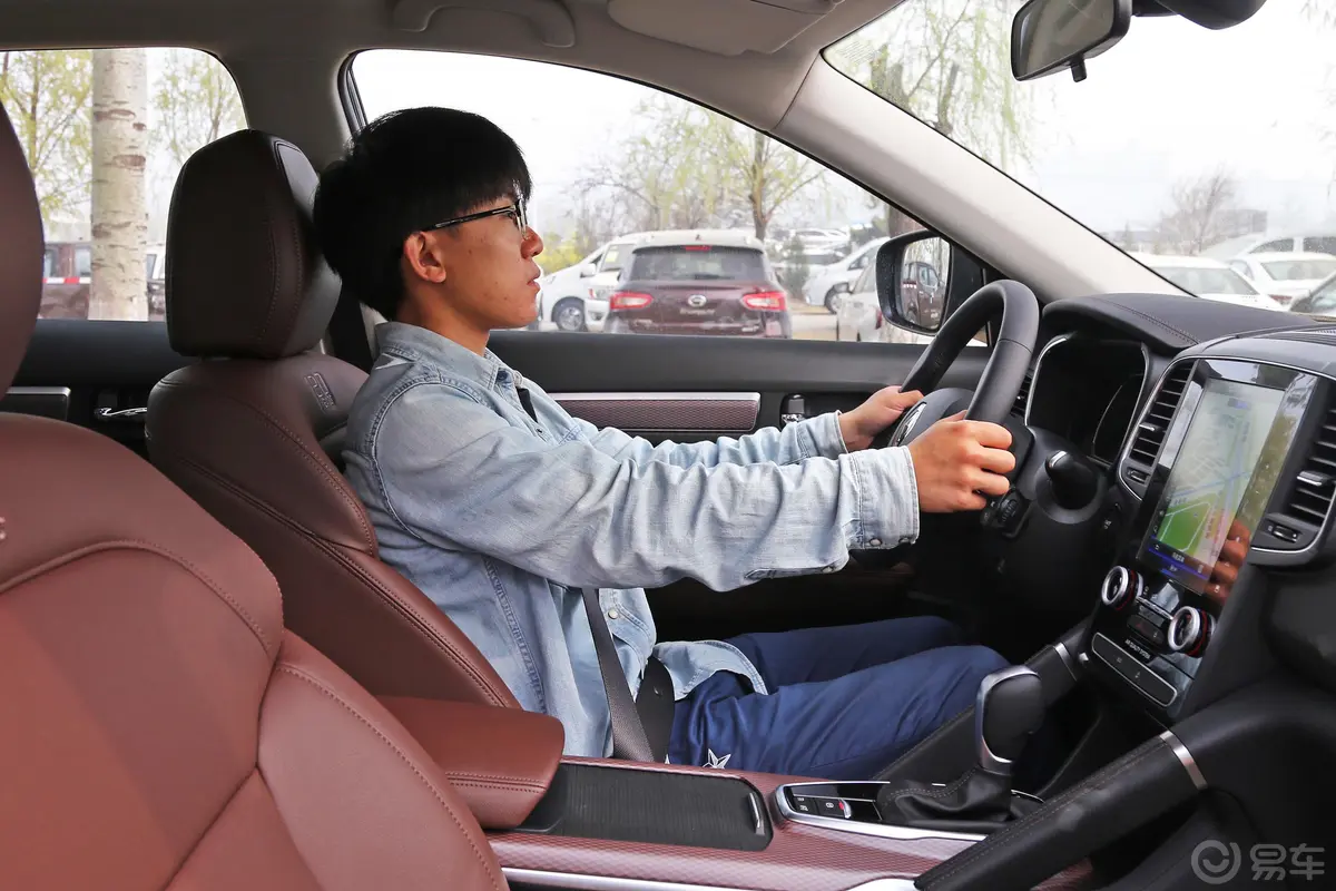 科雷傲2.0L CVT 两驱 120周年限量版前排空间体验