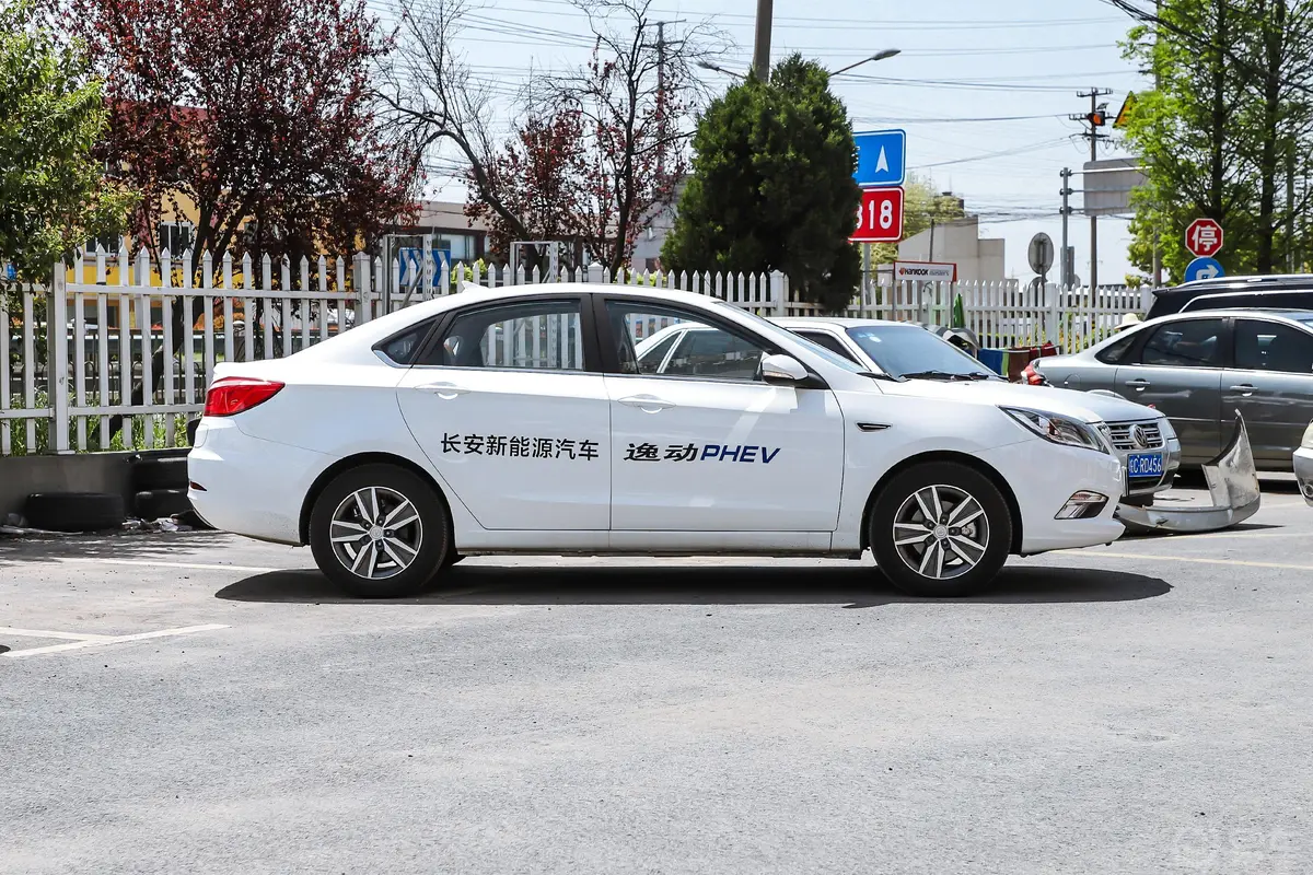 逸动PHEV1.0T 双离合 领航版正侧车头向右水平