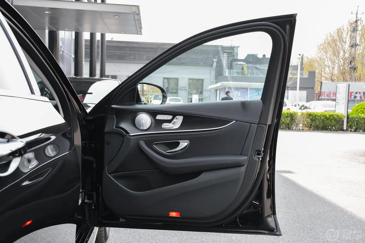 奔驰E级改款 E 300 L 豪华版 运动轿车副驾驶员车门