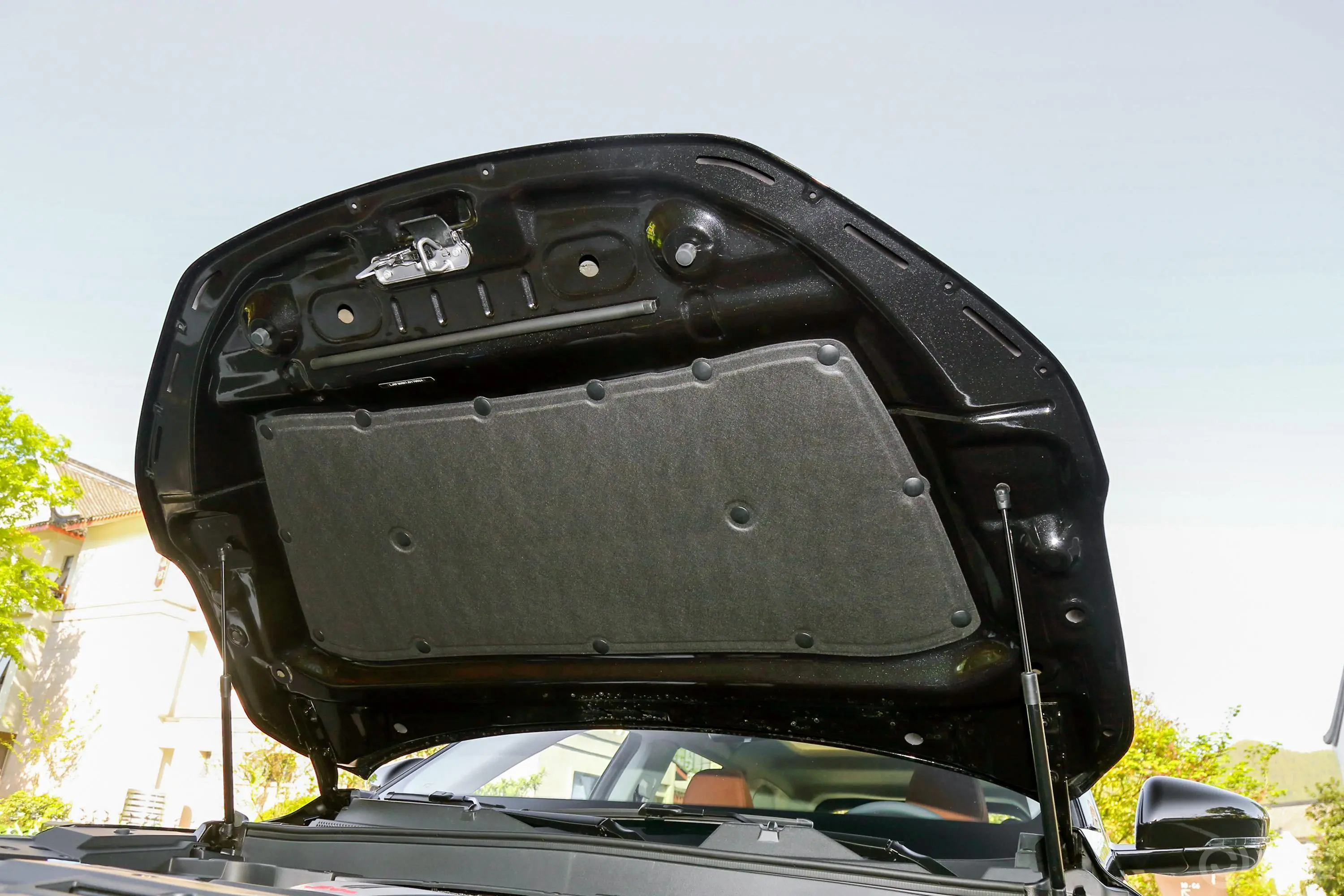 众泰T5001.5T 手自一体 智能互联尊贵版发动机舱盖内侧