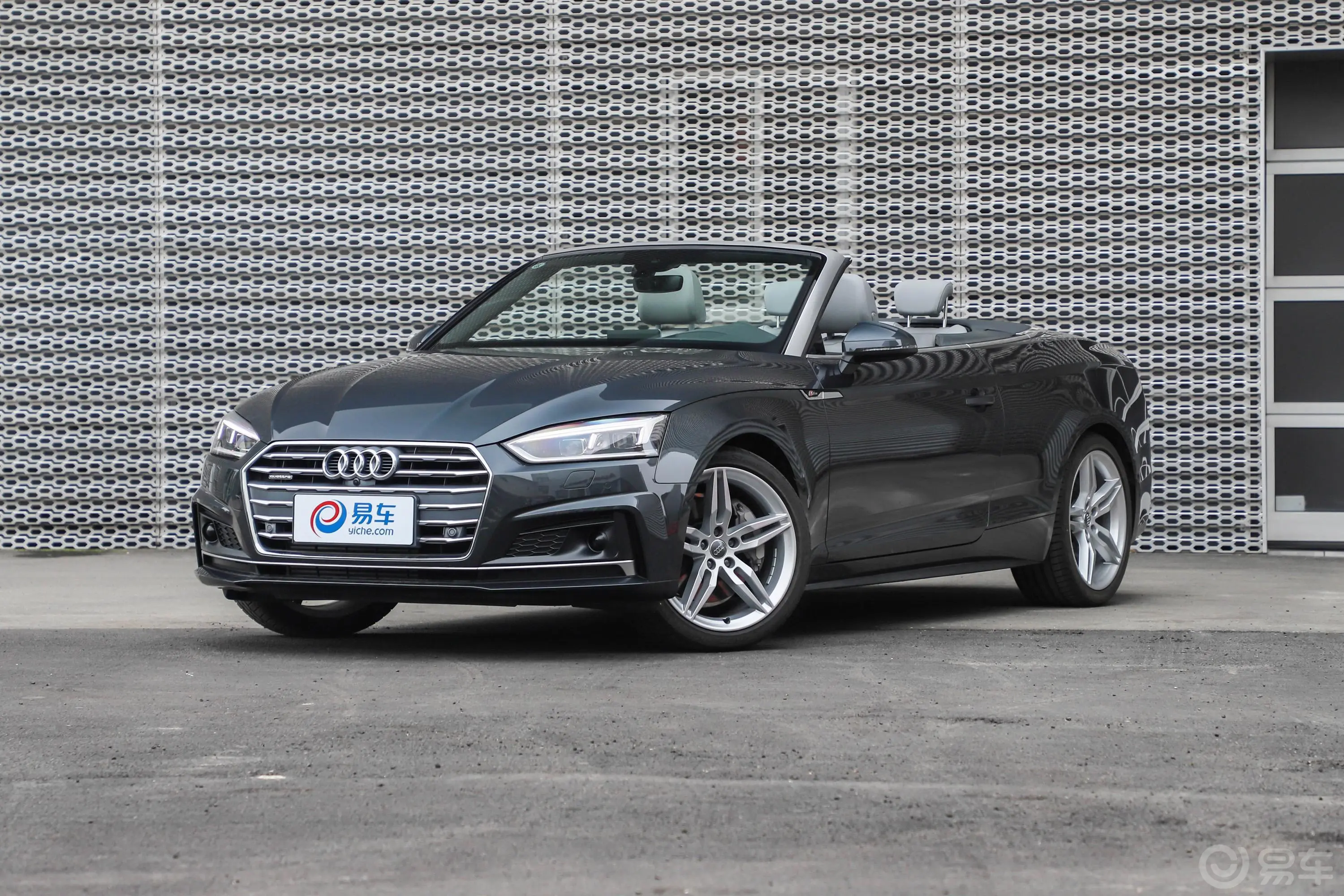 奥迪A5Cabriolet 45 TFSI quattro 运动版侧前45度车头向左水平