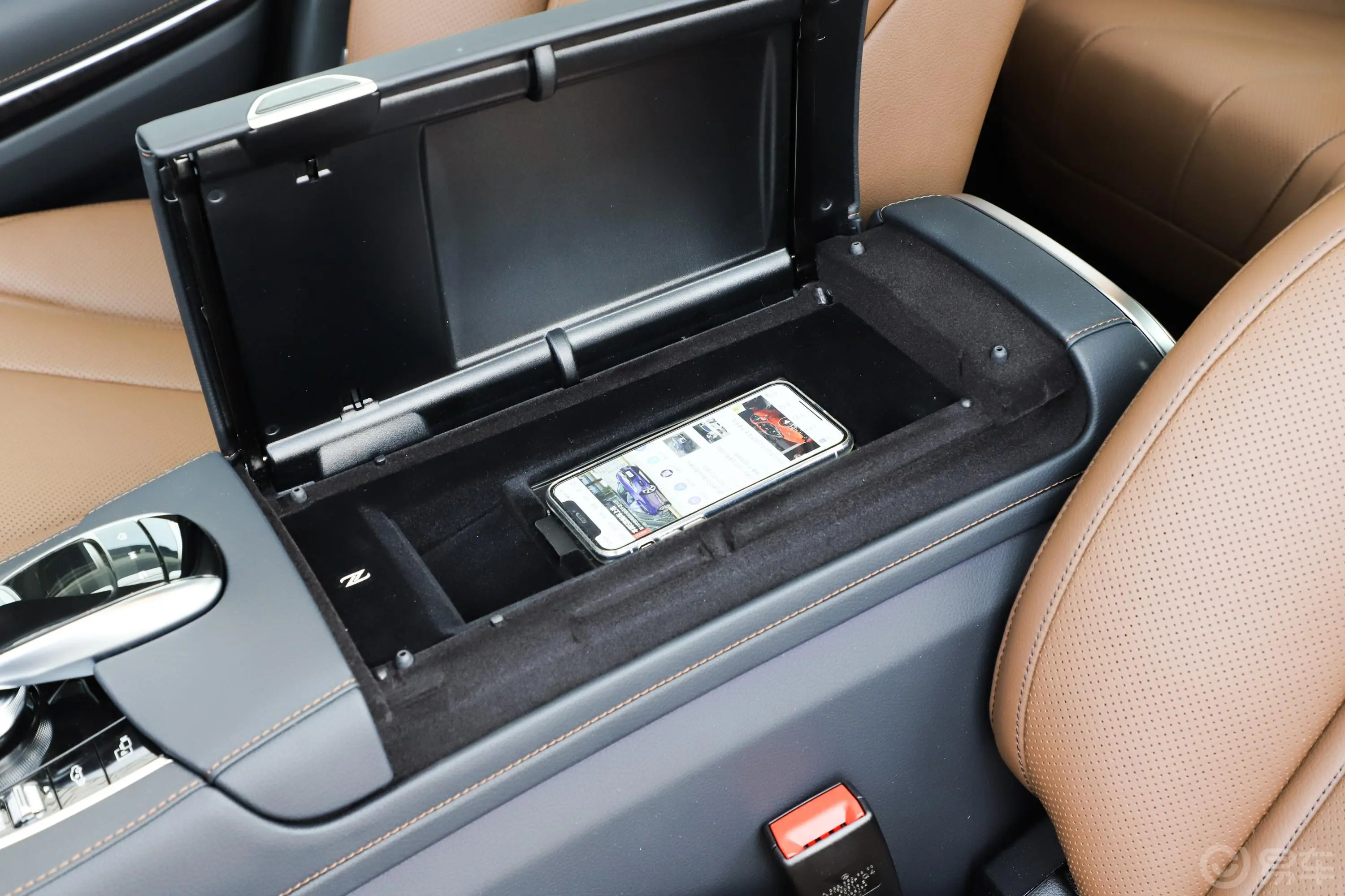 奔驰S级S 450 L 4MATIC 卓越特别版前排扶手箱储物格