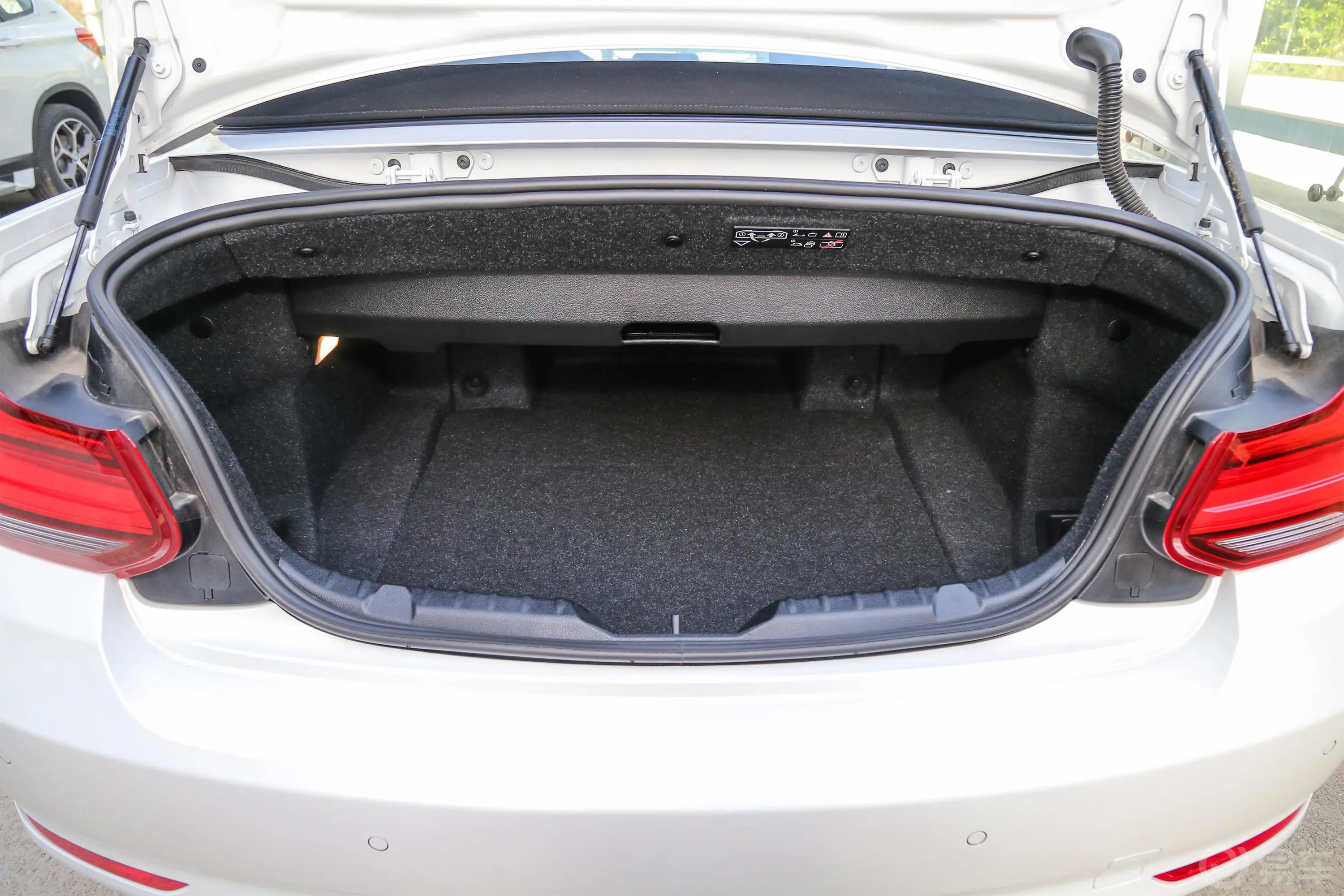 宝马2系敞篷轿跑车 220i 运动设计套装后备厢空间特写